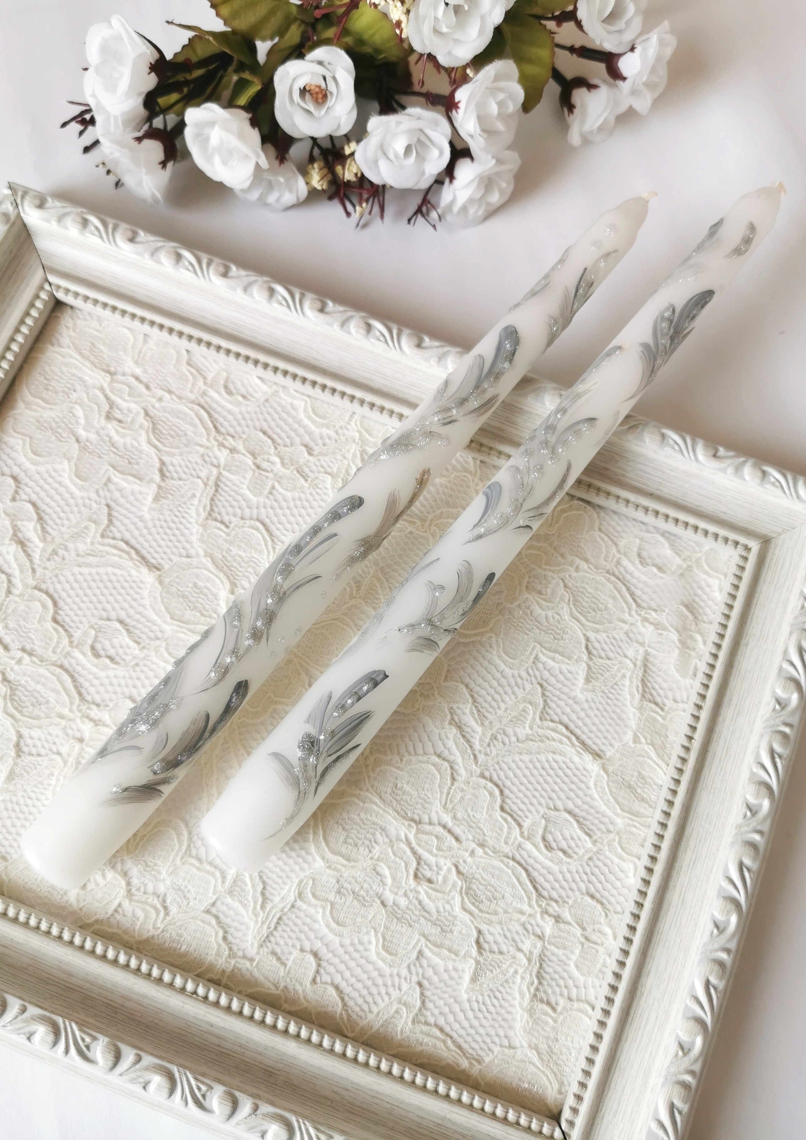 Gümüş Renk Yaprak Desenli El Boyaması Beyaz Dekoratif İkili Mum – 25 cm