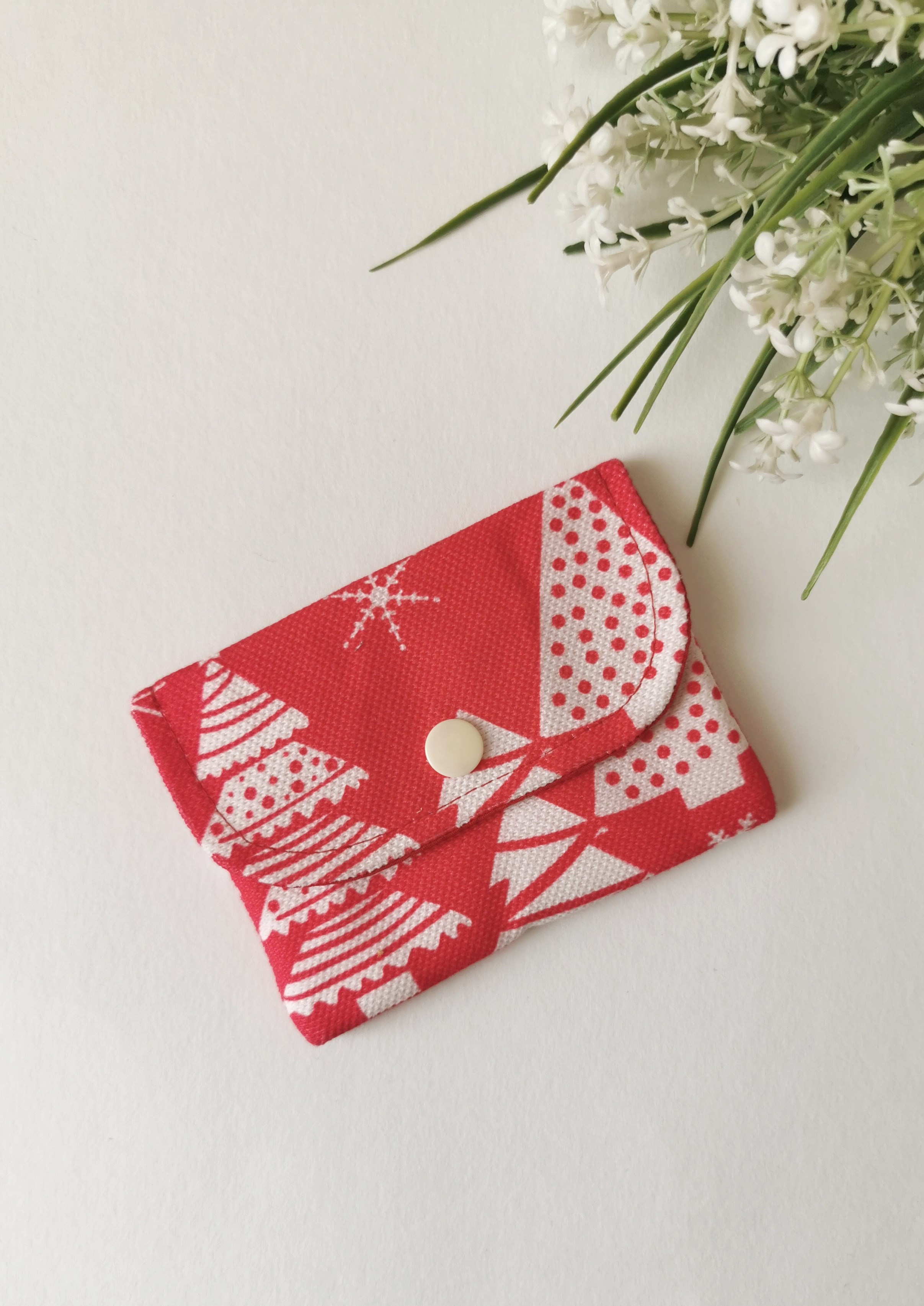 Halley Concept Yılbaşı Çam Ağacı Desenli Kırmızı Pamuklu Kumaş Çıtçıtlı Cüzdan | Kartlık 11,5x8,5 cm