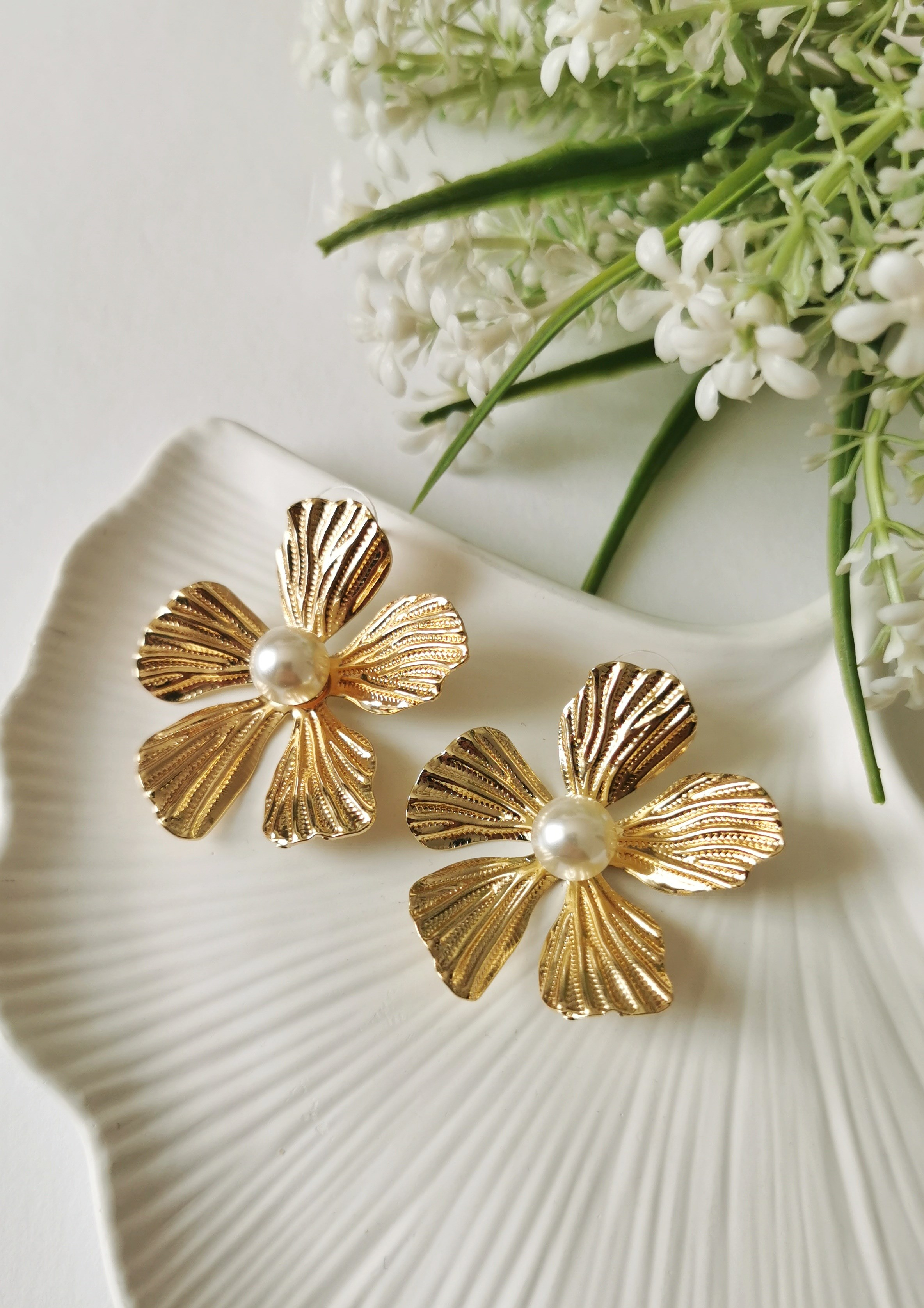 İnci Detaylı Çiçek Formlu Gold Çelik Küpe – Şık & Zarif Tasarım 4x4 cm