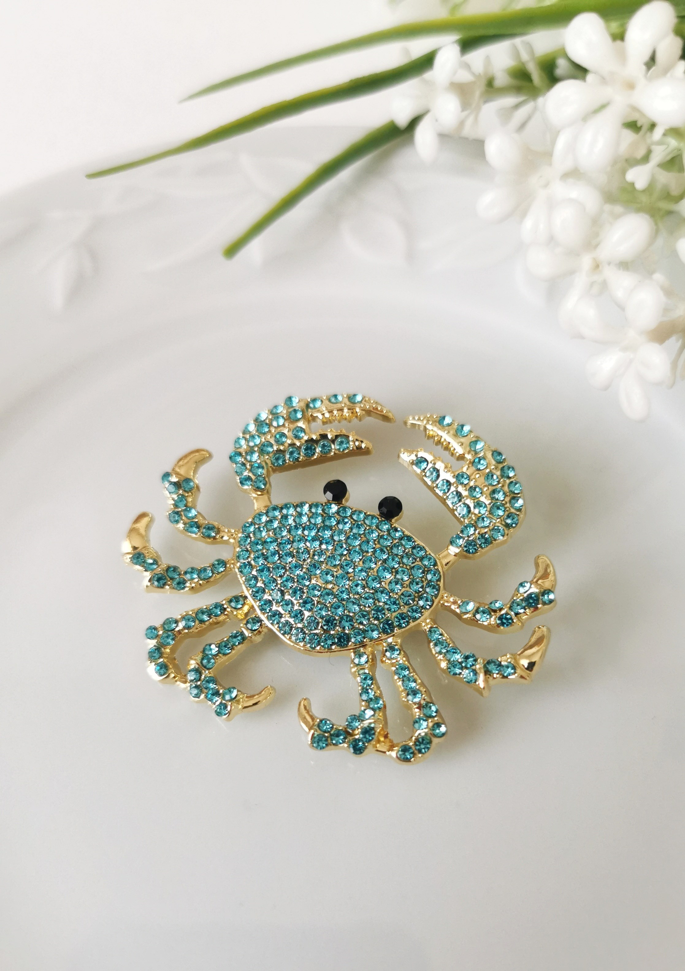 Işıltılı Mavi Taş Detaylı Yengeç Figürlü Broş 5x4,5 cm