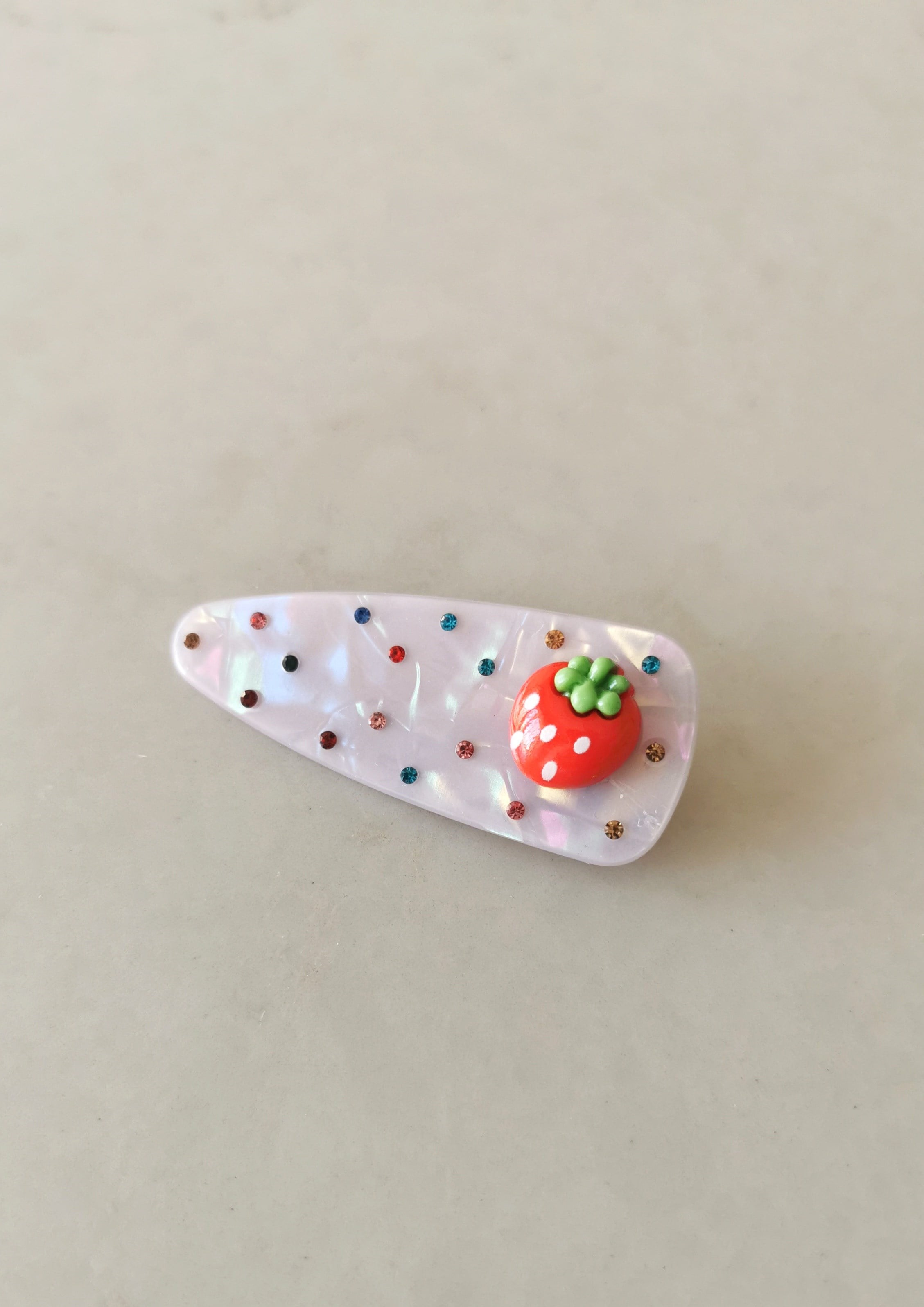 Kırmızı Çilek Figürlü Eflatun Sedef Görünümlü Taşlı Pens Toka 7x2,5 cm