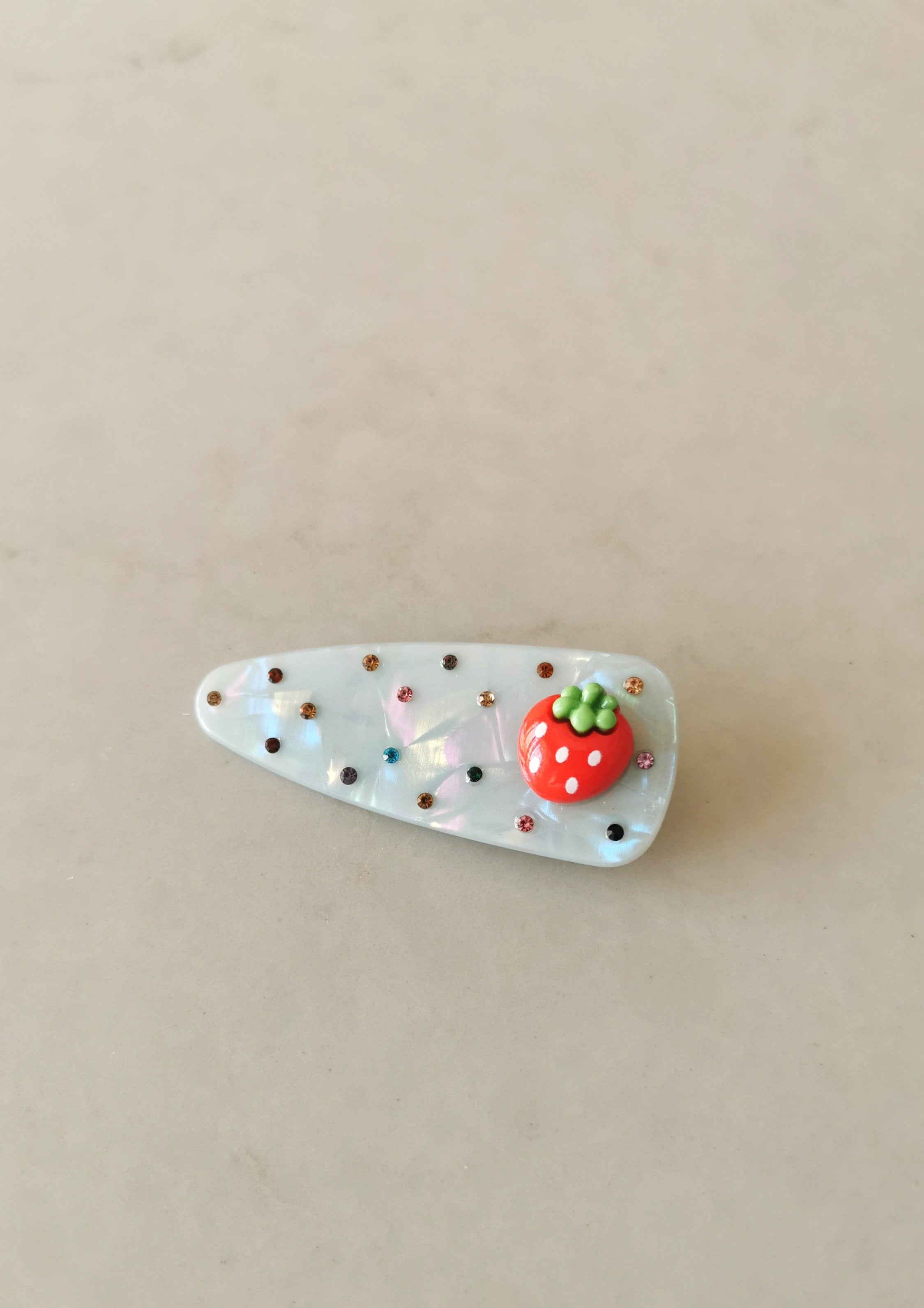 Kırmızı Çilek Figürlü Mavi Sedef Görünümlü Taşlı Pens Toka 7x2,5 cm
