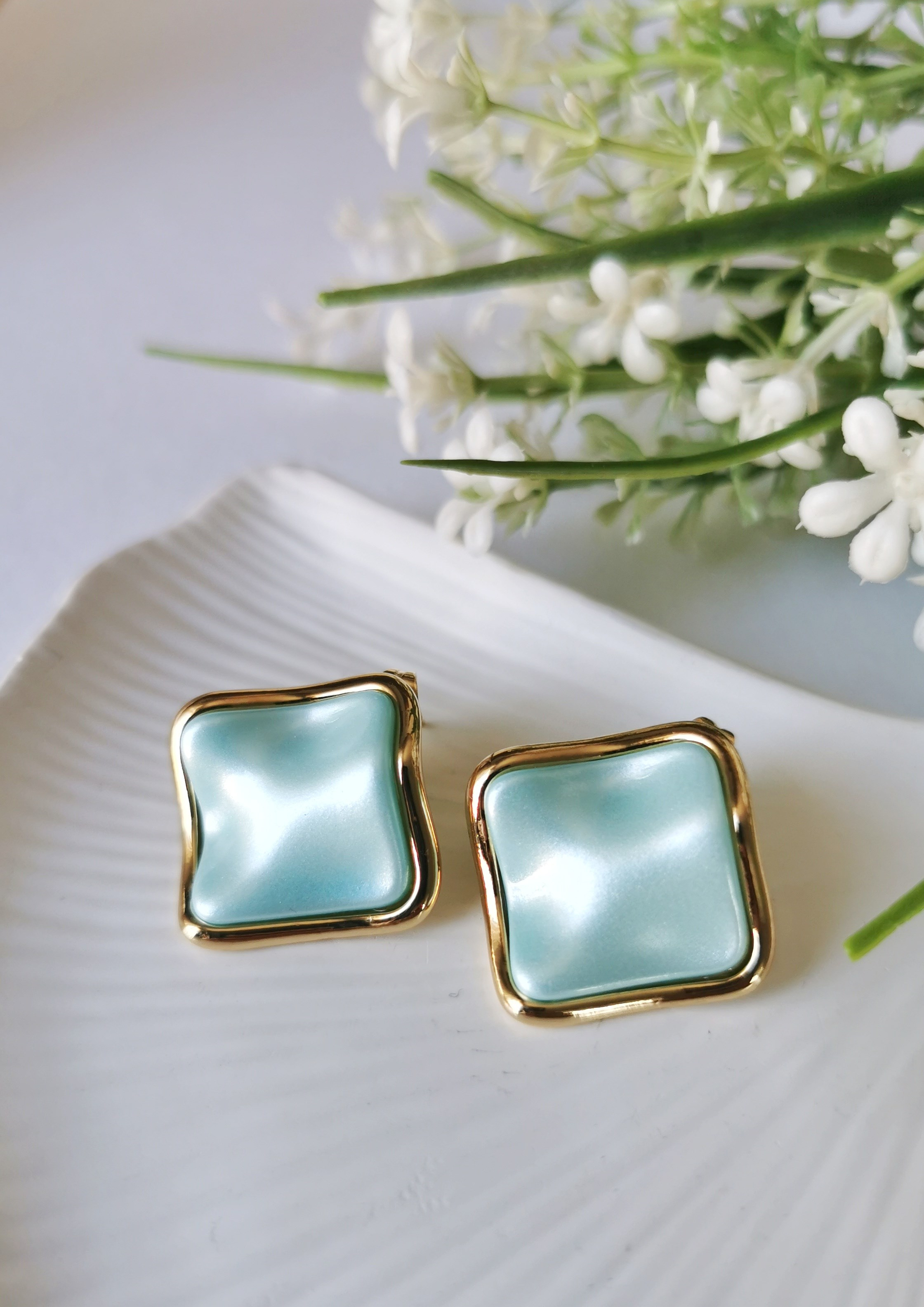 Luna Sedef Detaylı Çelik Küpe 2x2 cm – Buz Mavisi