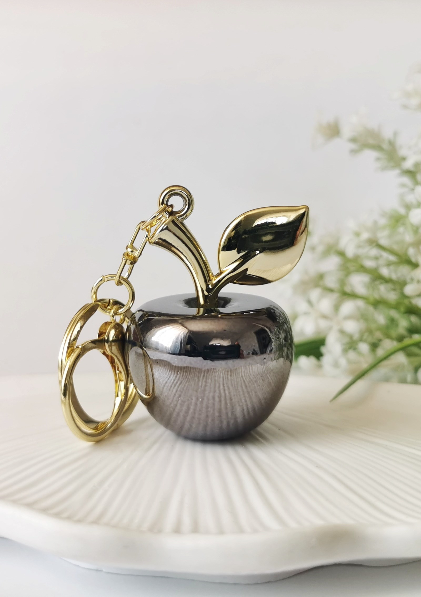 Metalik Siyah Elma Figürlü Charm Anahtarlık 11x4 cm