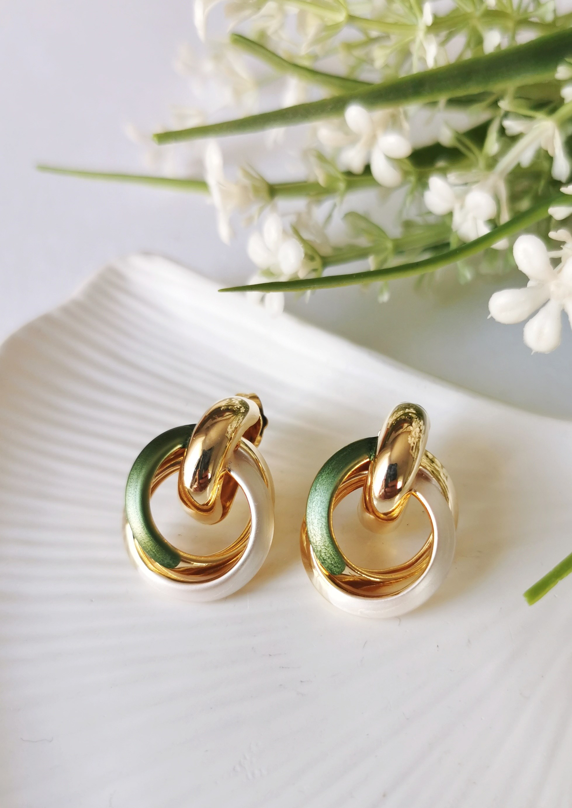 Mira İç İçe Halka Çelik Küpe 2x2,5 cm – Zümrüt Yeşili