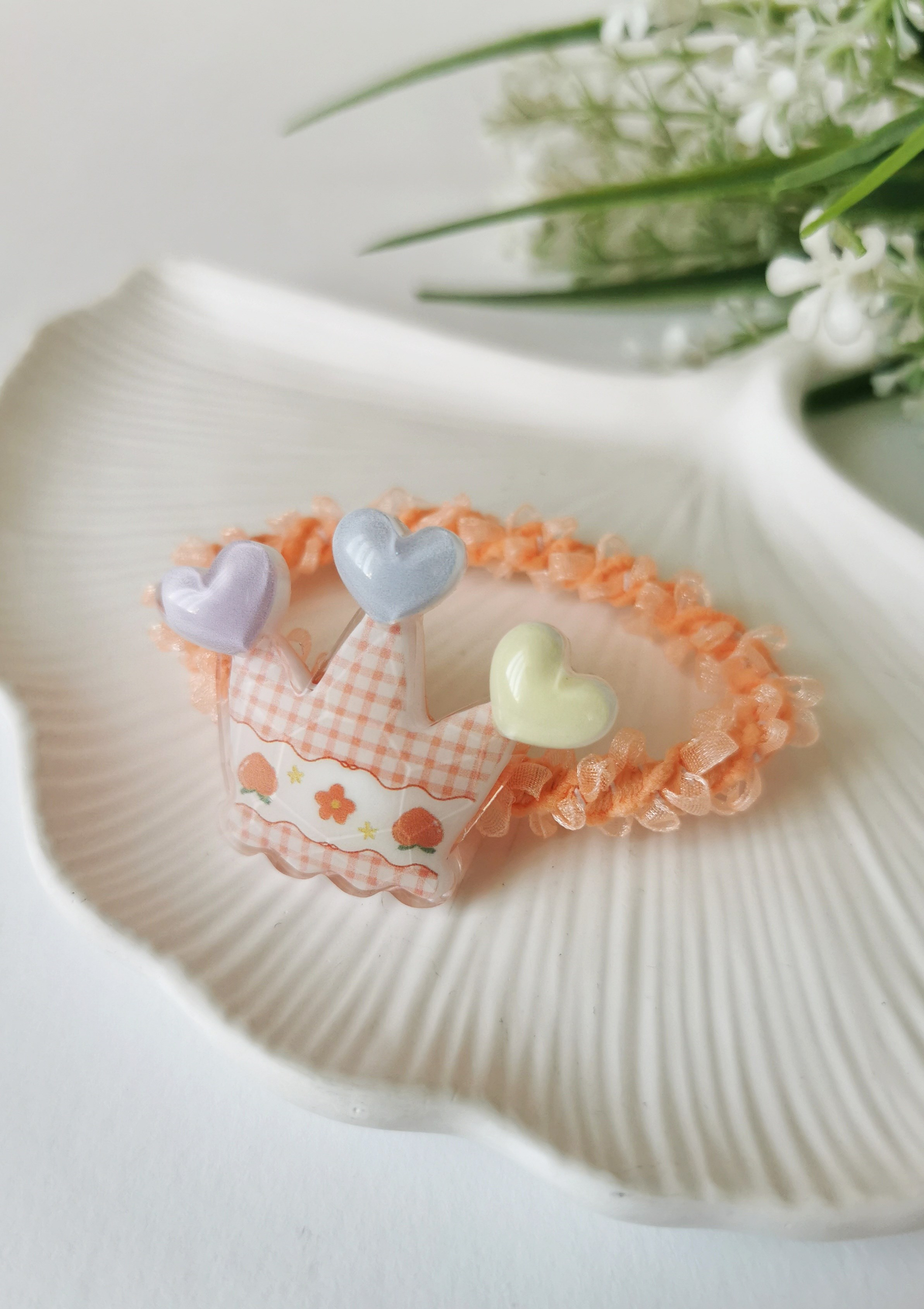 Pastel Kalpli Taç Detaylı Turuncu Lastikli Saç Tokası