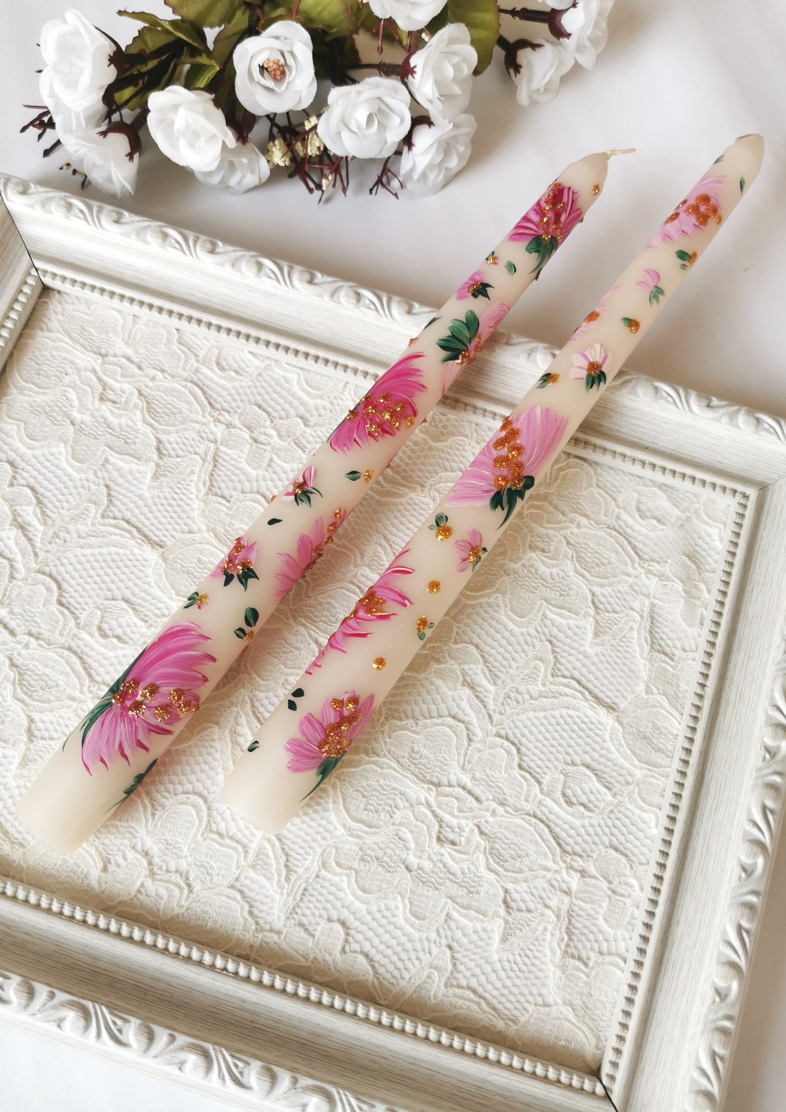 Pembe Çiçek Desenli El Boyaması Beyaz Dekoratif Mum – 25 cm