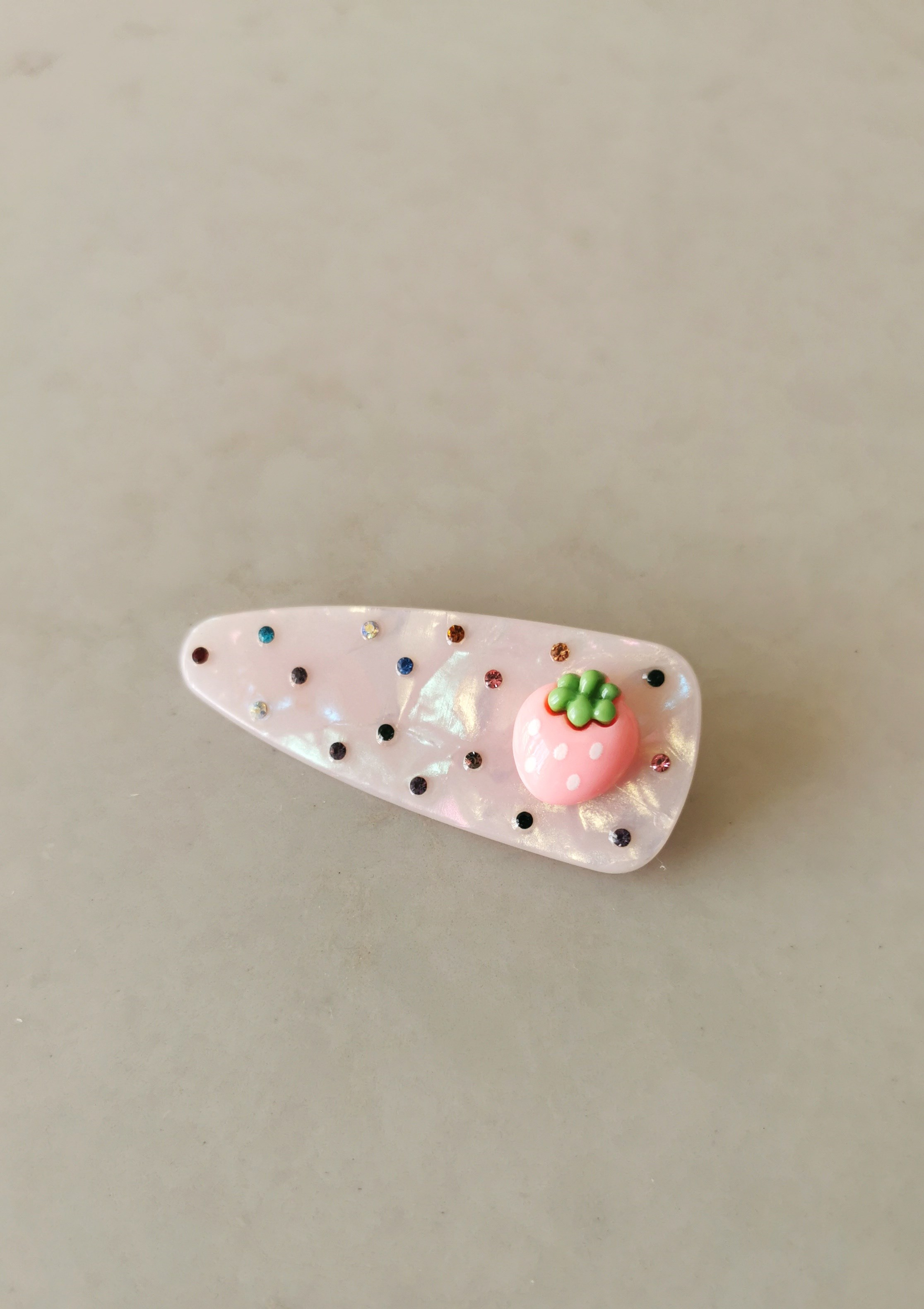Pembe Çilek Figürlü Pembe Sedef Görünümlü Taşlı Pens Toka 7x2,5 cm