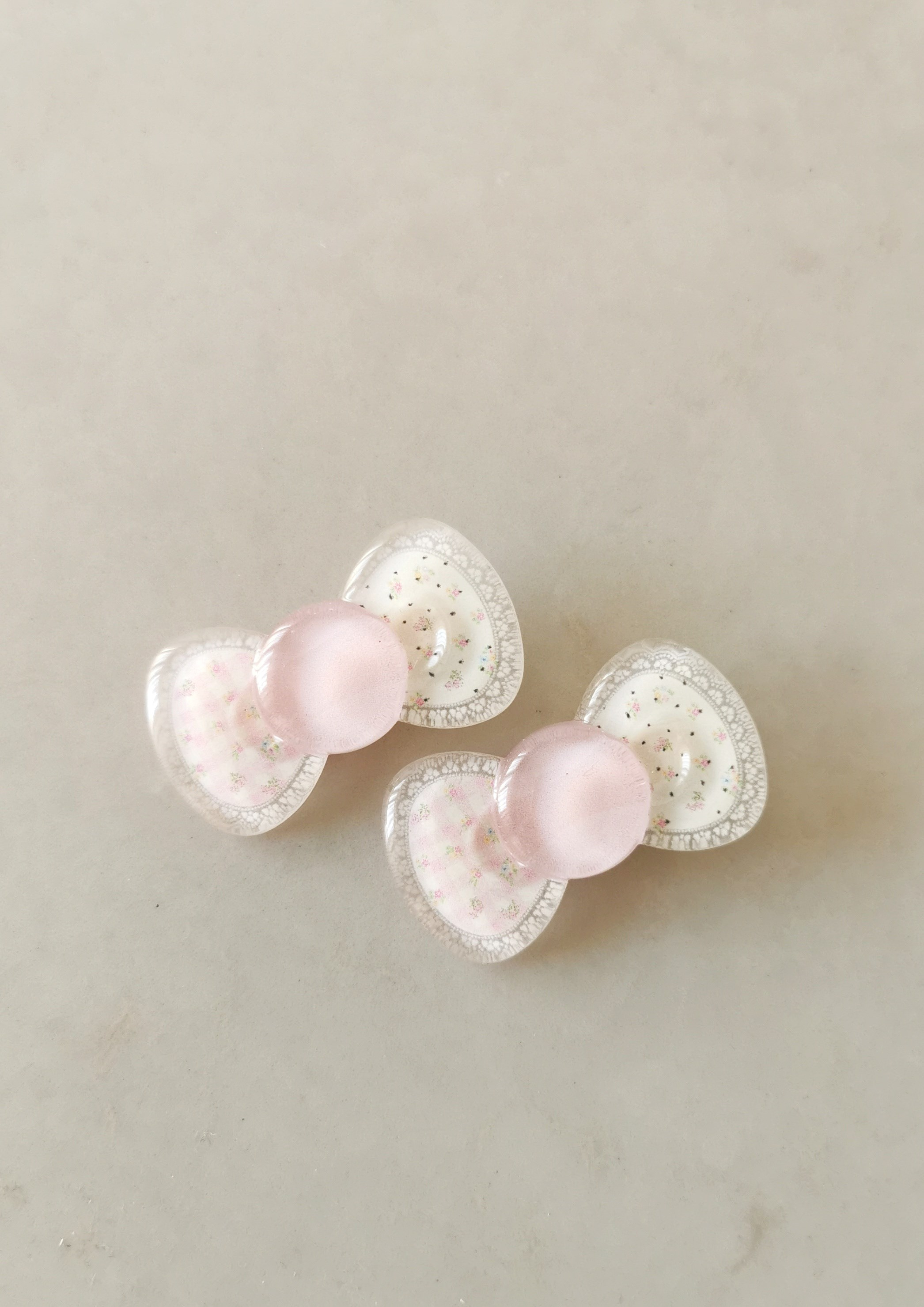 Pembe Fiyonk Temalı Çiçek Desenli Çiftli Pensli Çocuk Tokası 4,5x2,5 cm