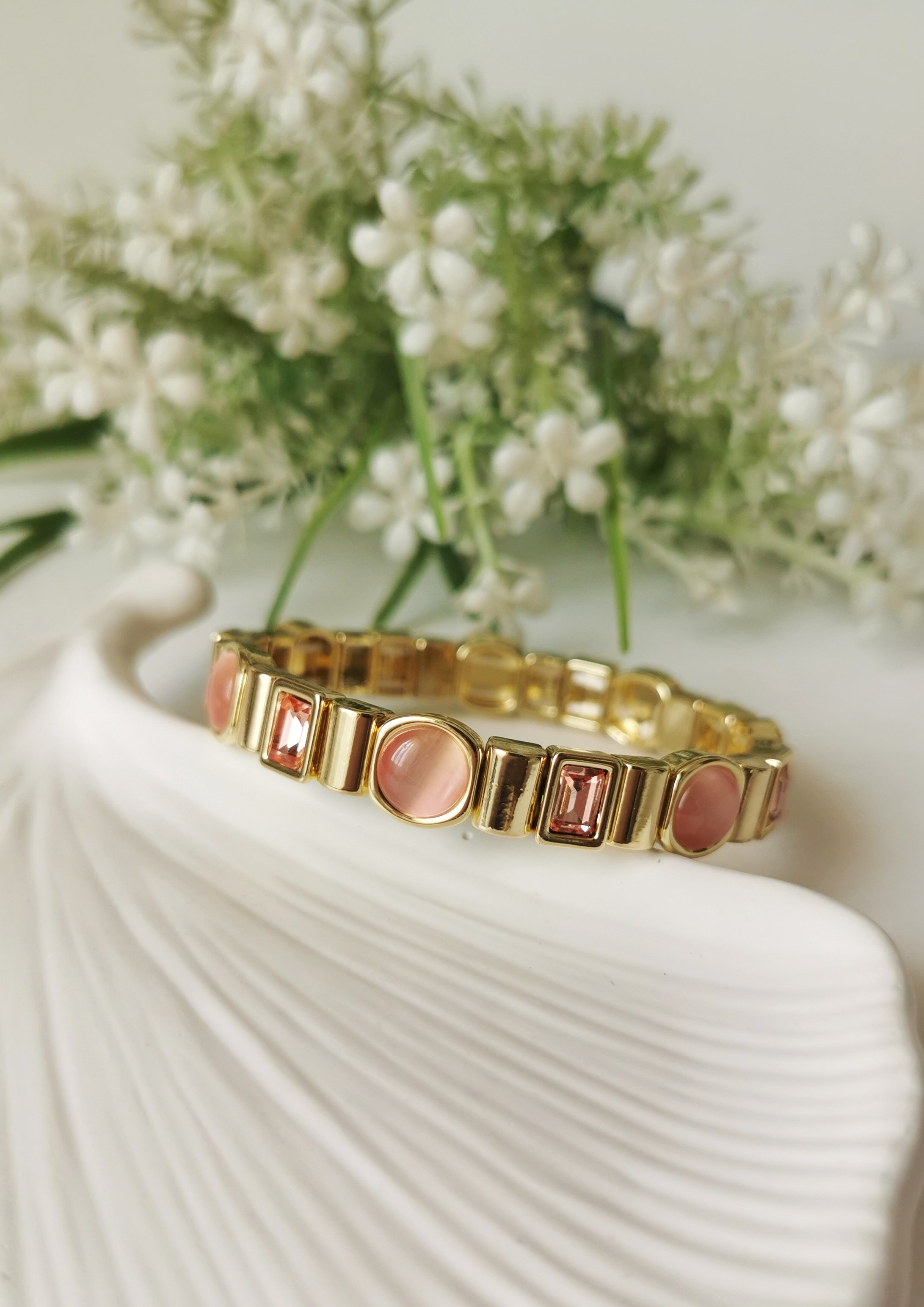 Pembe Kristal Taşlı Bileklik – 14K Gold Lastikli Tasarım