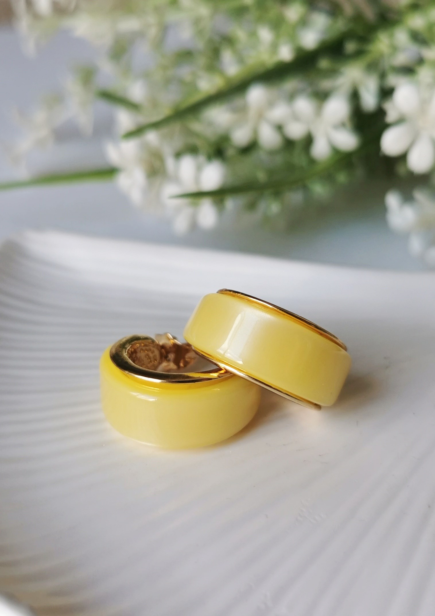 Renkli Halka Çelik Küpe 2 cm – Limon Sarısı