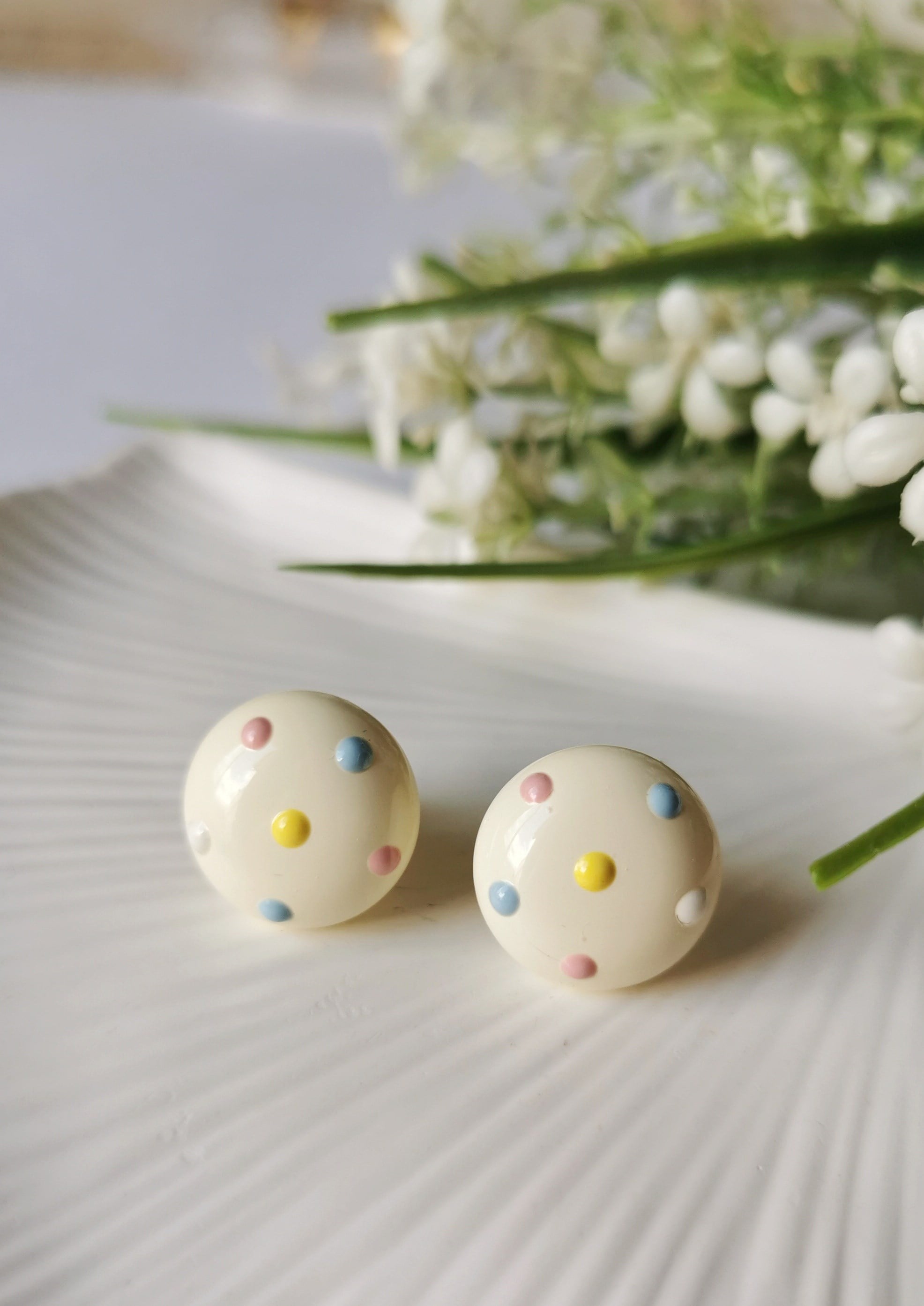 Renkli Puantiye Detaylı Çelik Küpe 1,5 cm