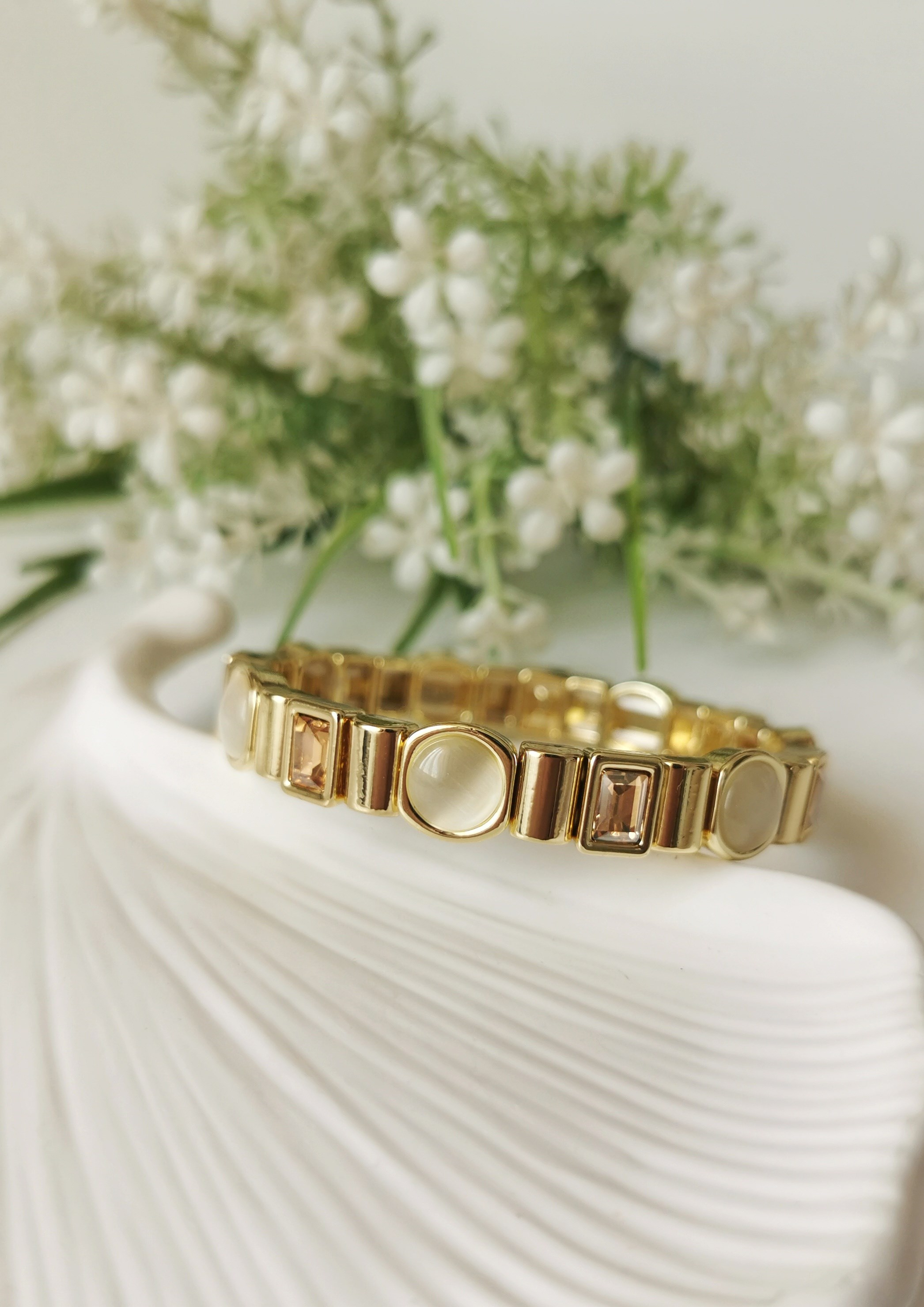 Şampanya Rengi Kristal Taşlı Bileklik – 14K Gold Lastikli Tasarım