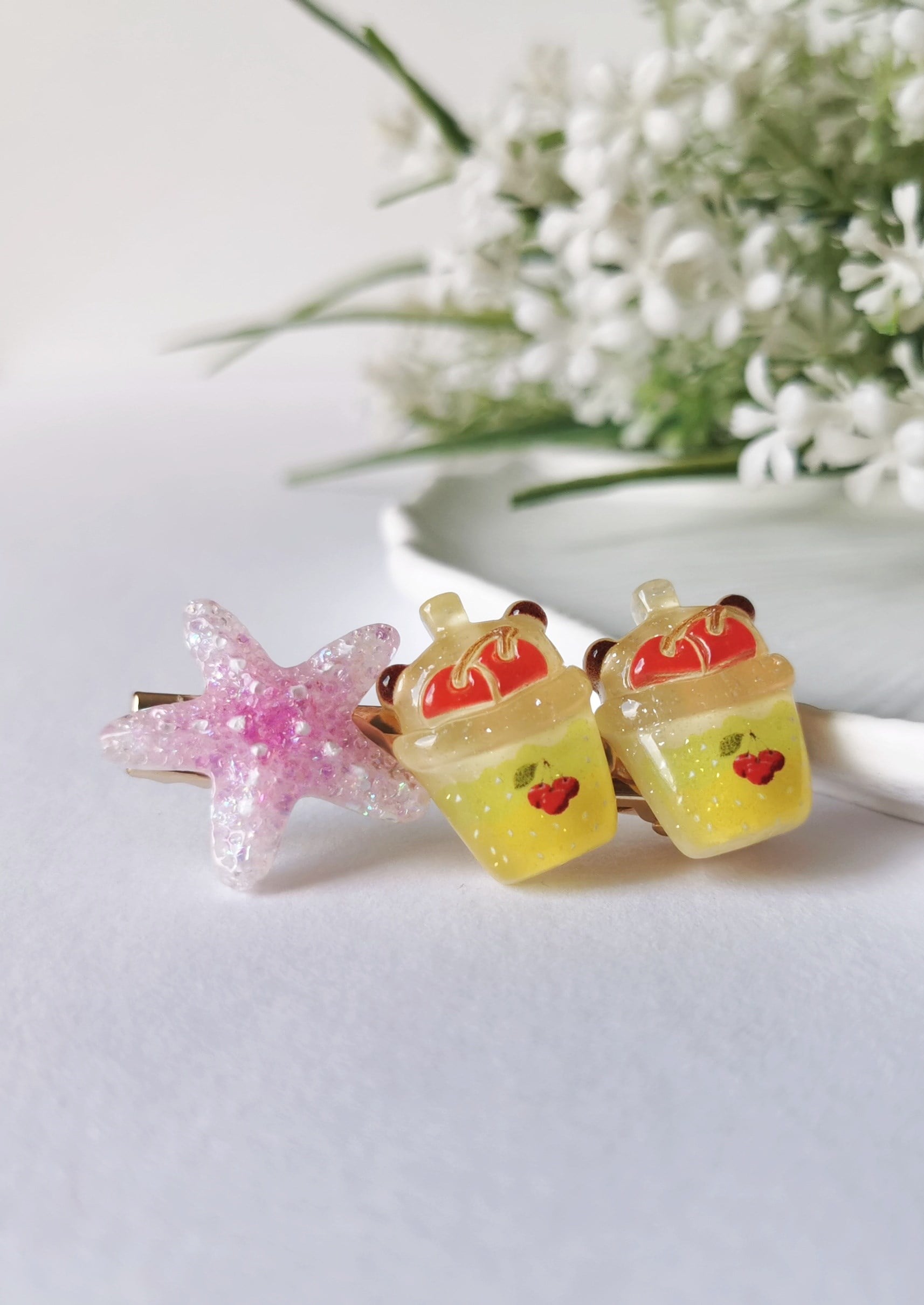 Simli Denizyıldızı & Kirazlı Tatlı Desenli Pensli Toka – 6x2,5 cm