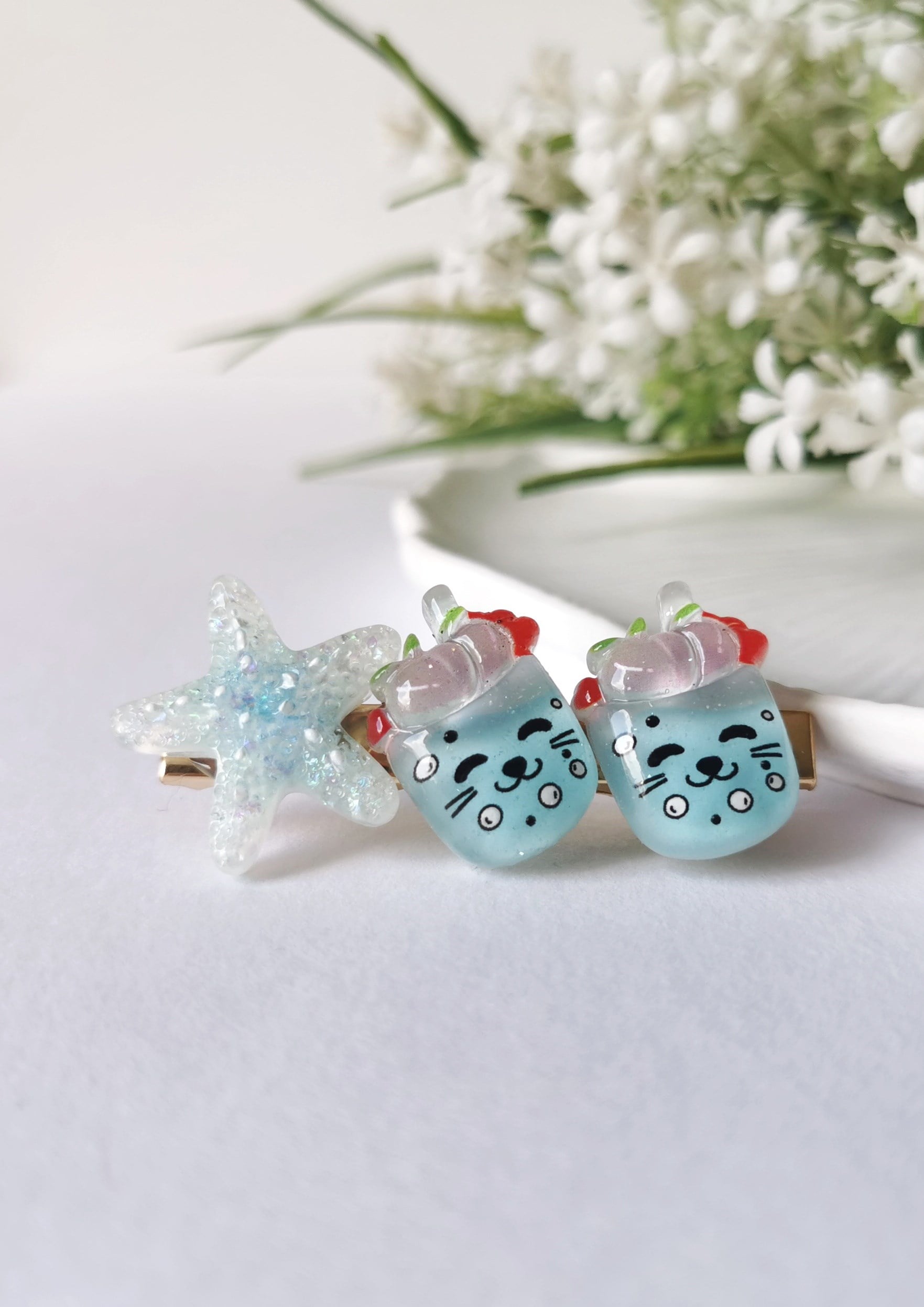 Simli Denizyıldızı & Mavi Kedi Desenli Pensli Toka – 6x2,5 cm