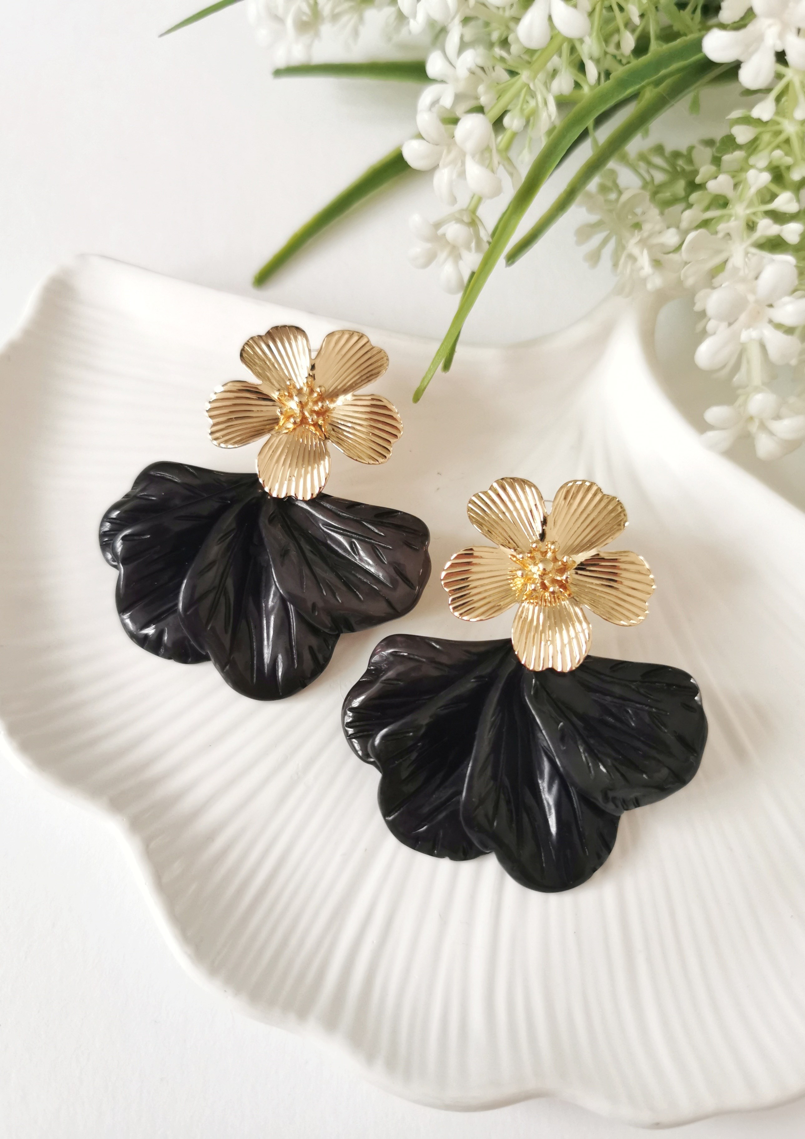 Siyah Soleil Çiçek Form Çelik Sallantılı Küpe 5x5 cm
