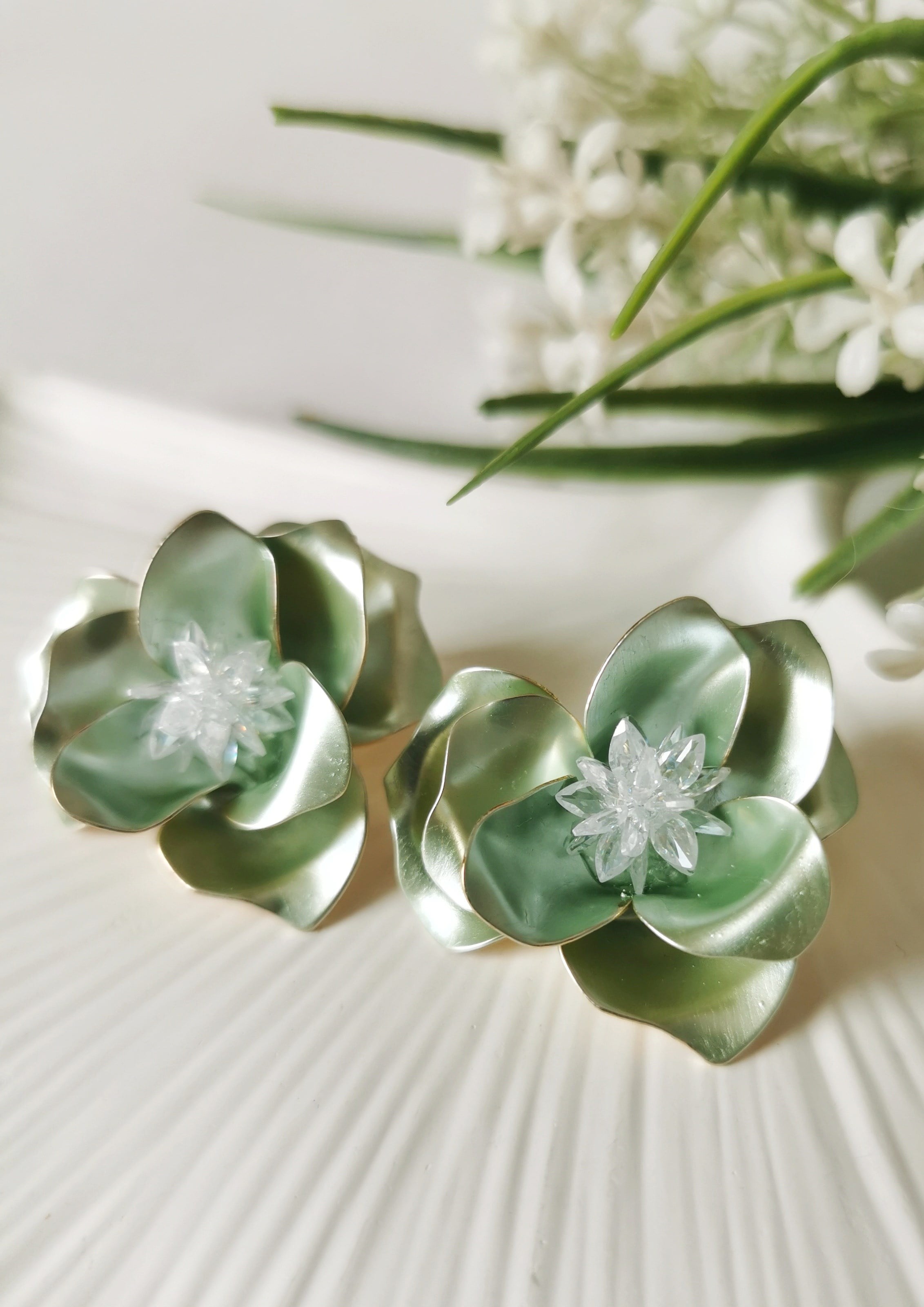 Yeşil Kristal Taş Detaylı Katmanlı Çiçek Model Çelik Küpe 3,5x3,5 cm