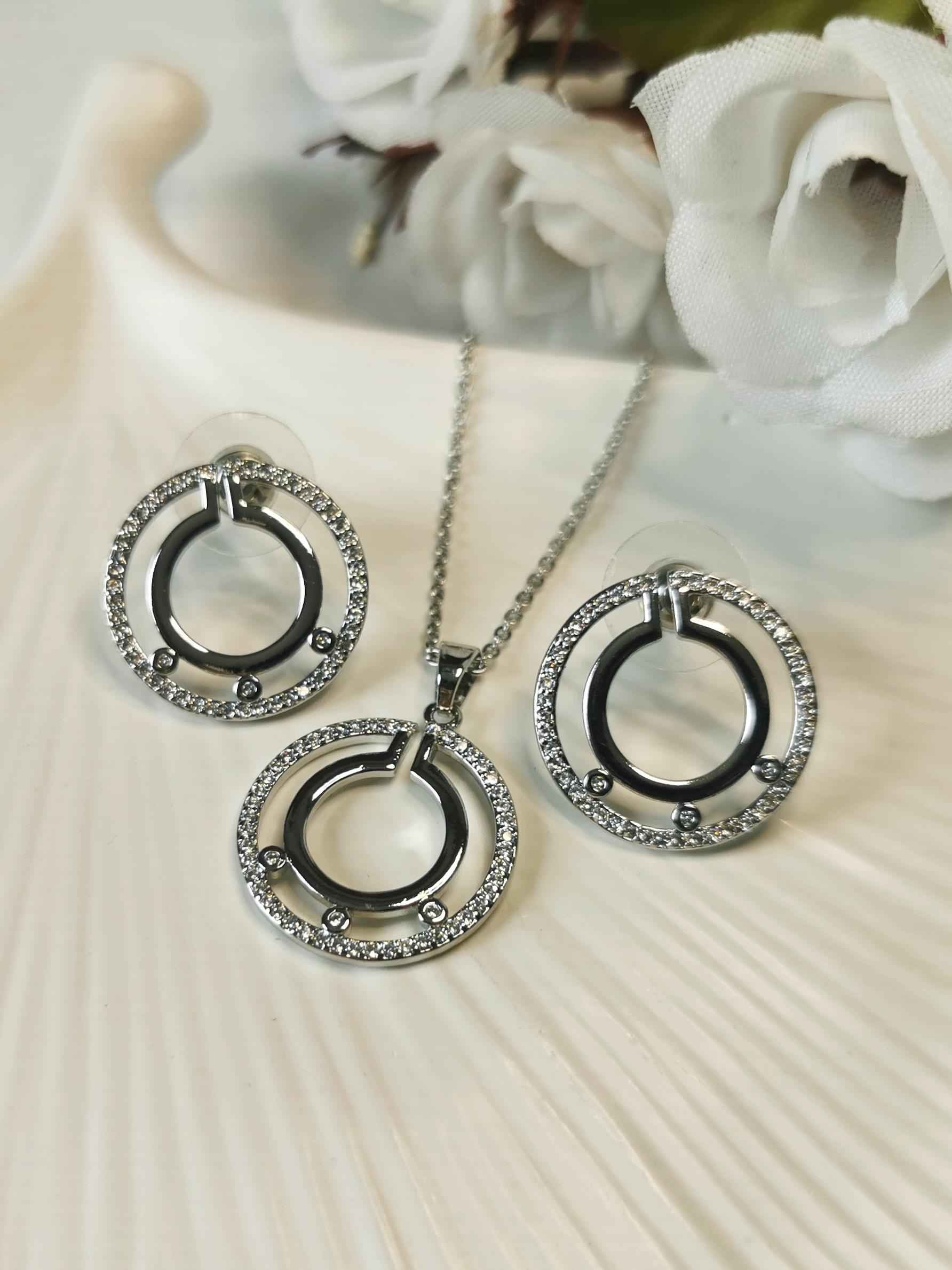 Zirkon Taşlı Geometrik Tasarım Çember Figürlü Vip Kolye ve Küpe Seti Silver