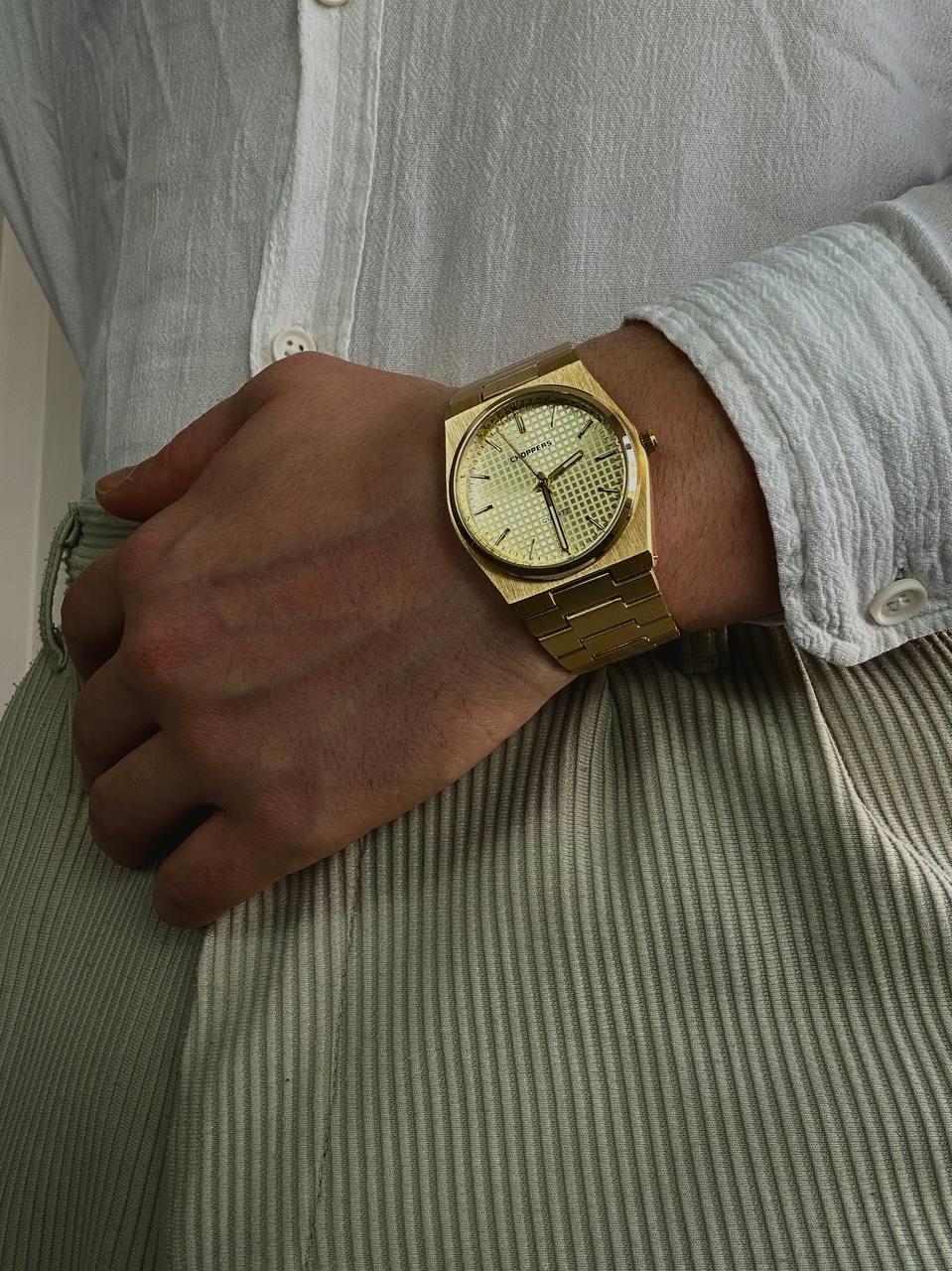 C.S Gold White Screen Vintage Wristhwatch