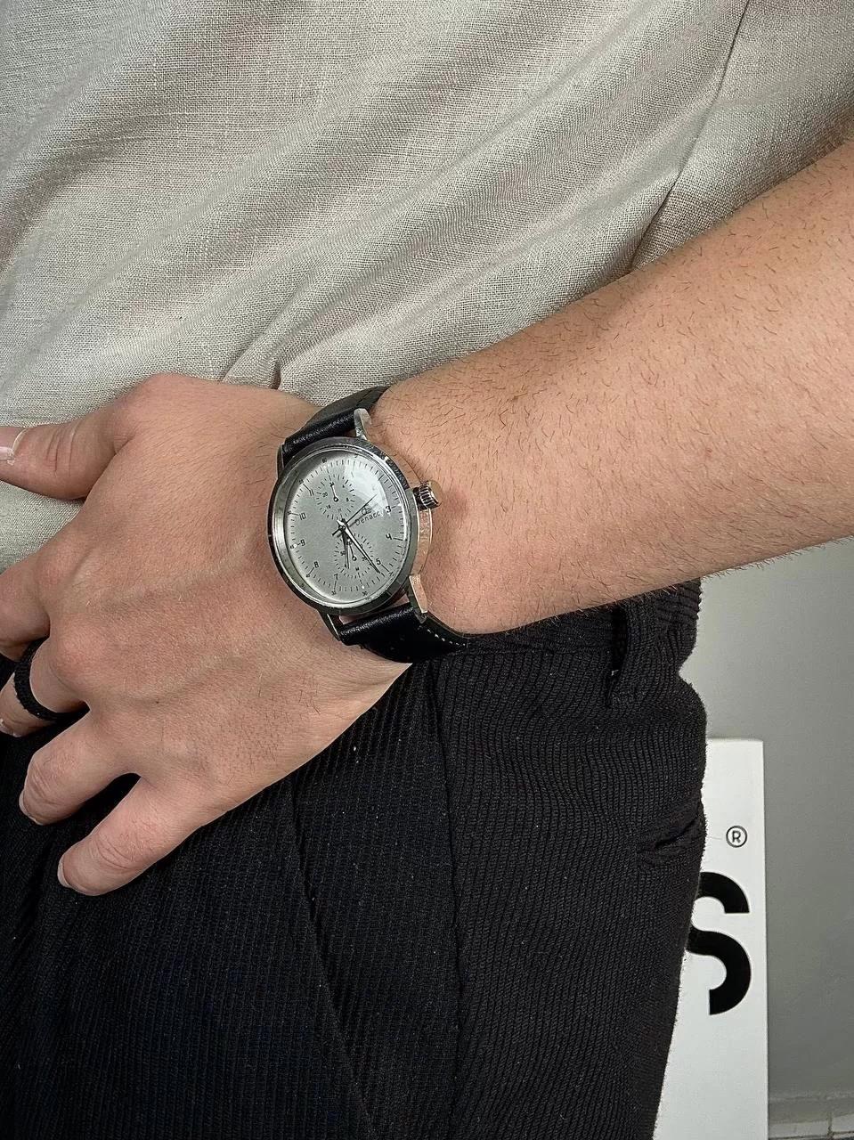 White Screen Old Money Vintage Wristhwatch