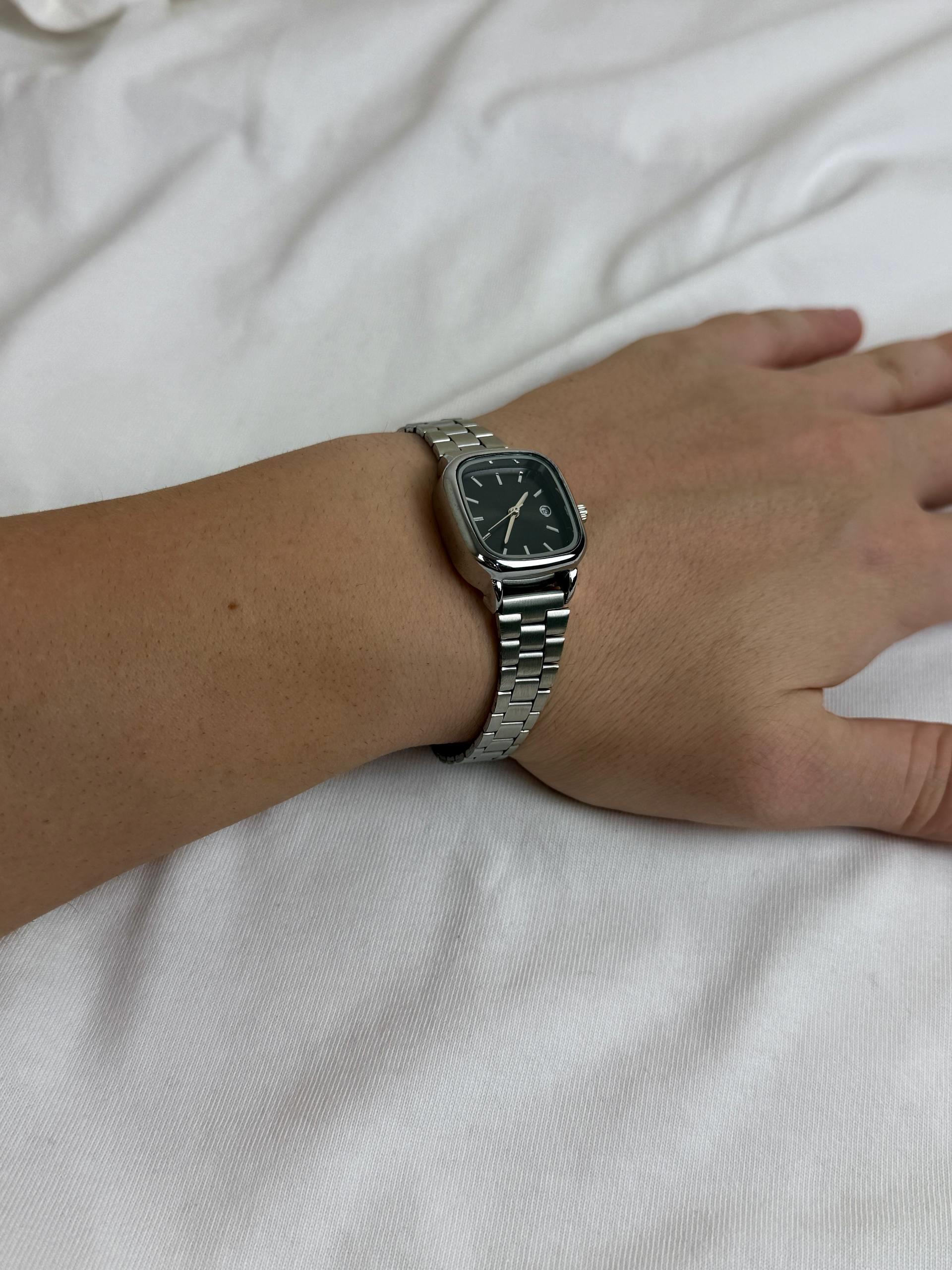 Woman Black Ace Vintage Wristhwatch VV
