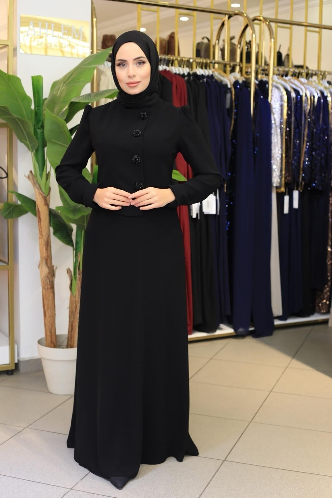 2121 ROBE ÉLÉGANTE AVEC BOUTONS EN PIERRE
