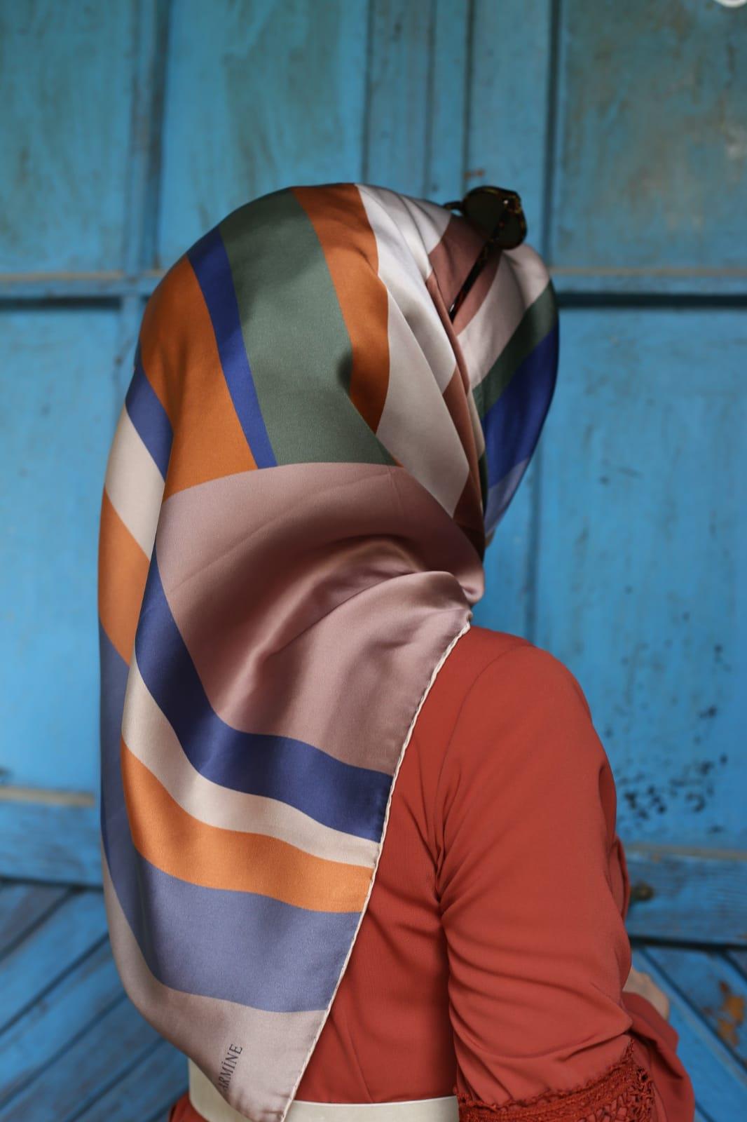 8301/82 CODE ÉCHARPE EN SOIE ARMINE TWILL À MOTIFS GÉOMÉTRIQUES