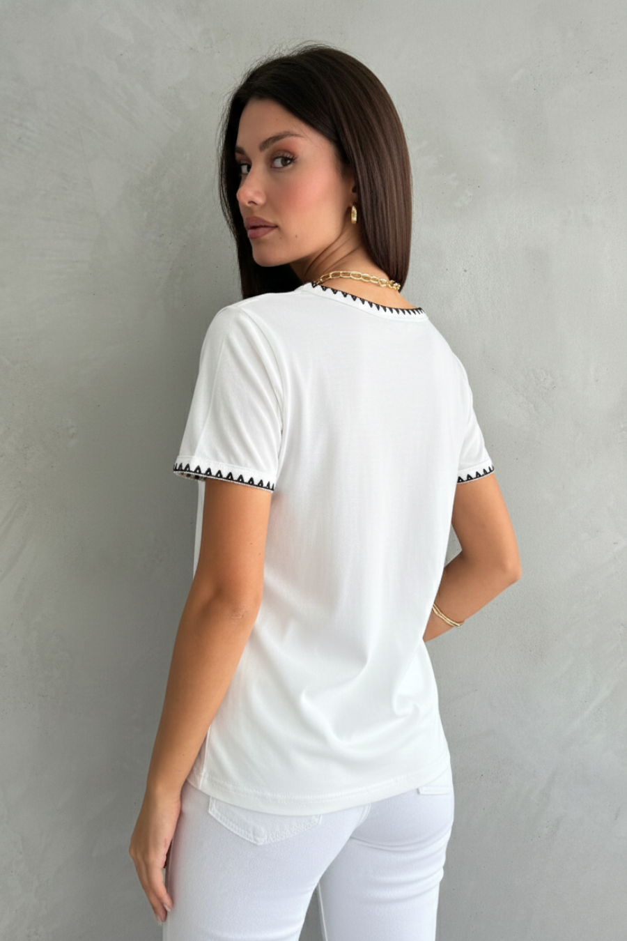 Beyaz Yaka ve Kol Kroşeta Detaylı T-shirt