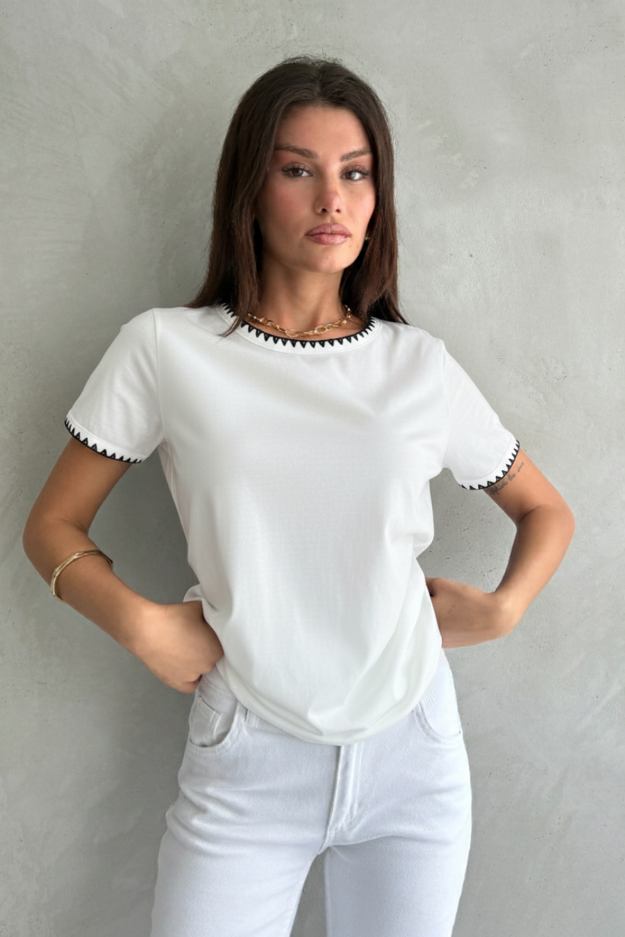 Beyaz Yaka ve Kol Kroşeta Detaylı T-shirt