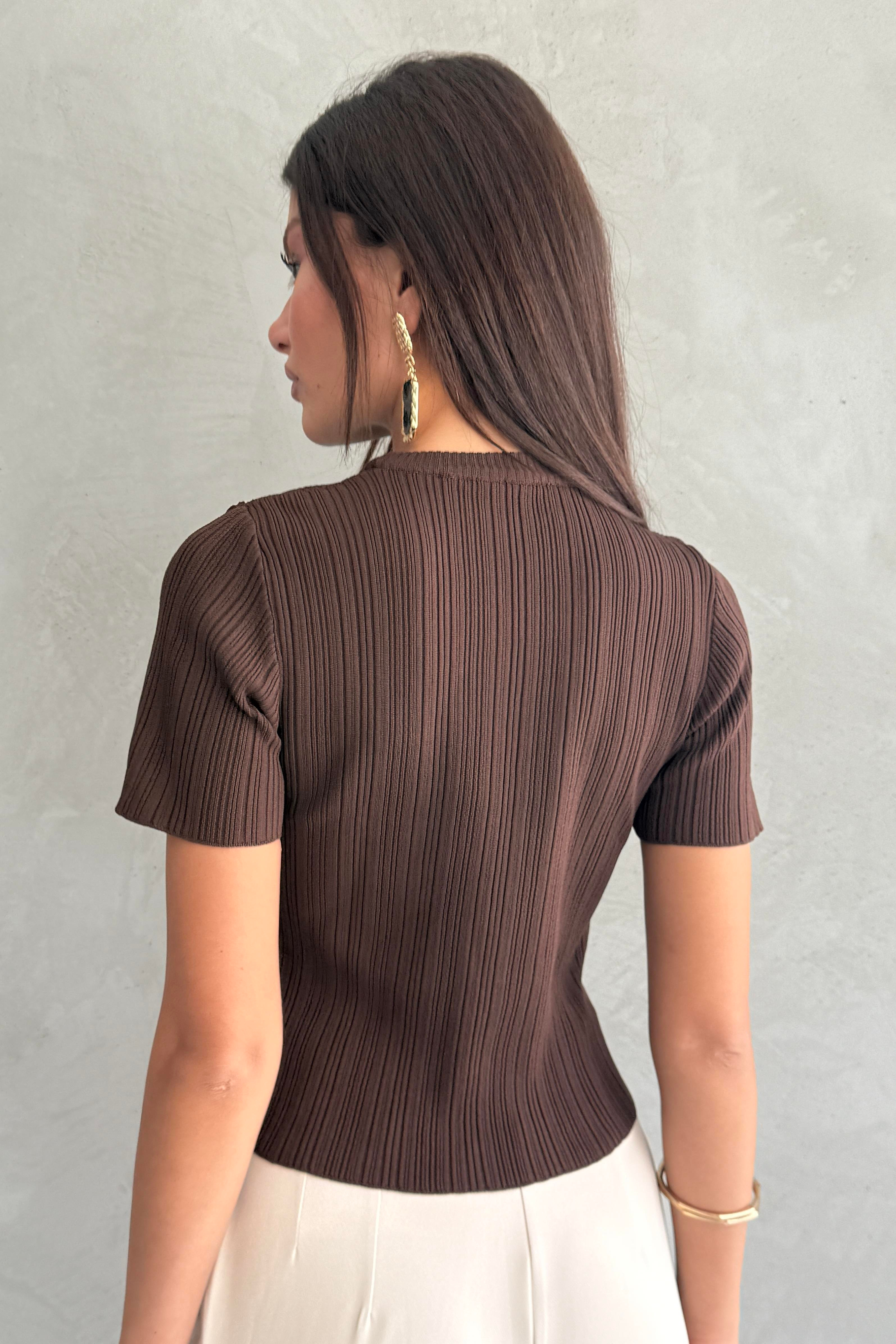 Dokulu Kumaş Detaylı Kahverengi Tshirt