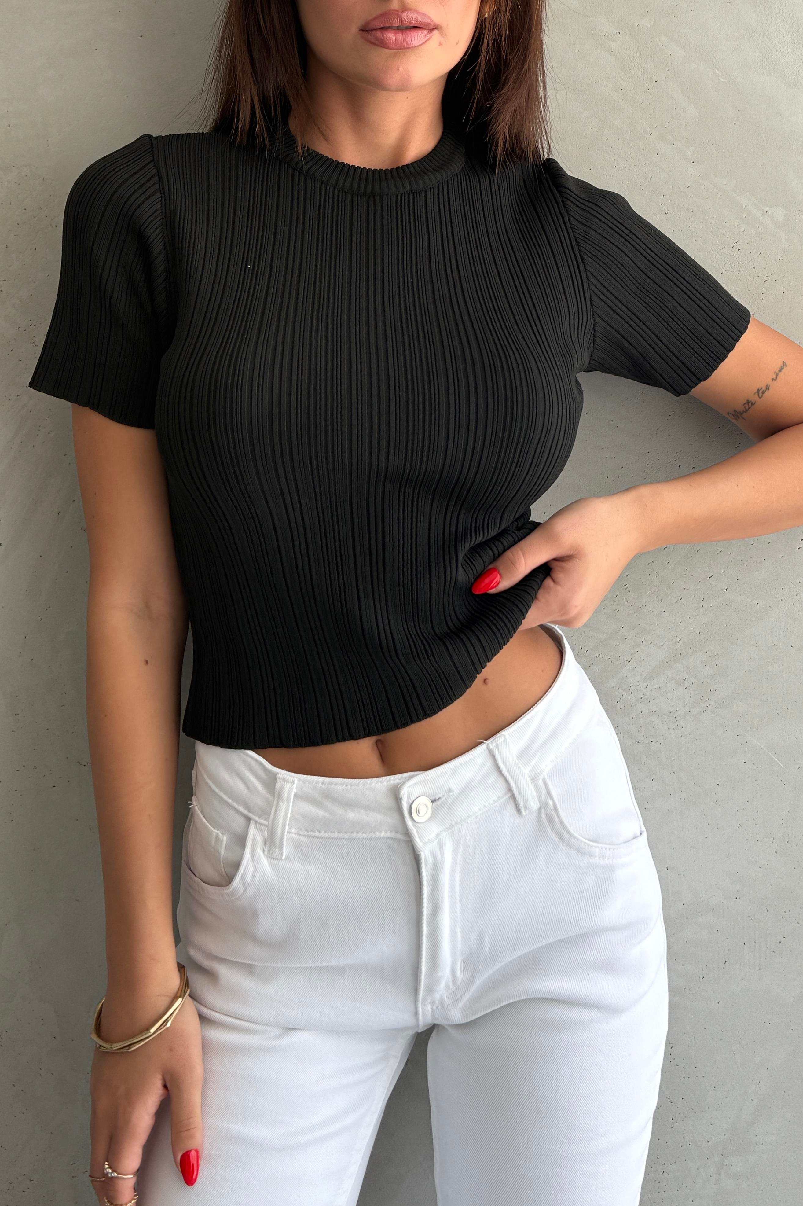 Dokulu Kumaş Detaylı Siyah Tshirt