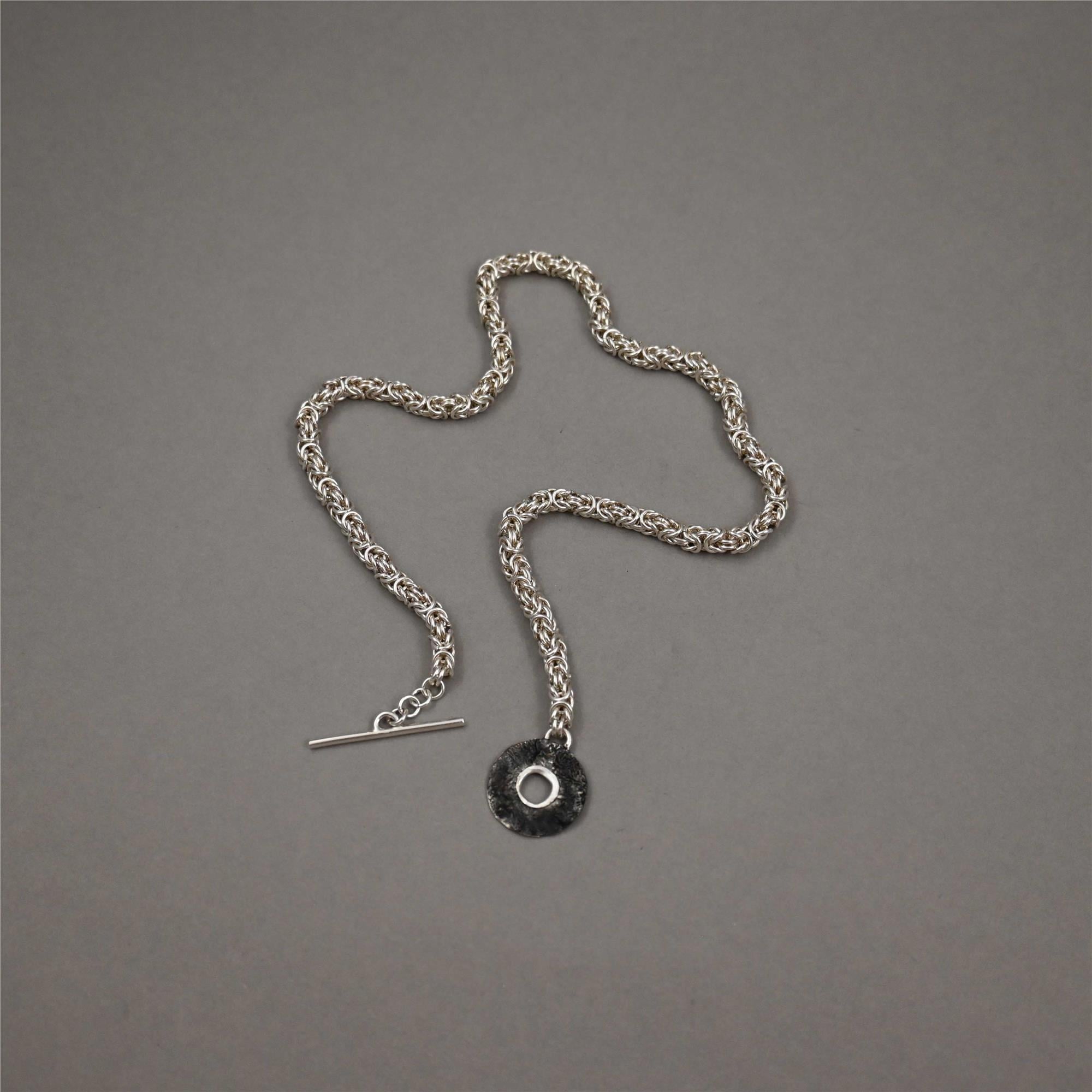 HOLE CHOKER
