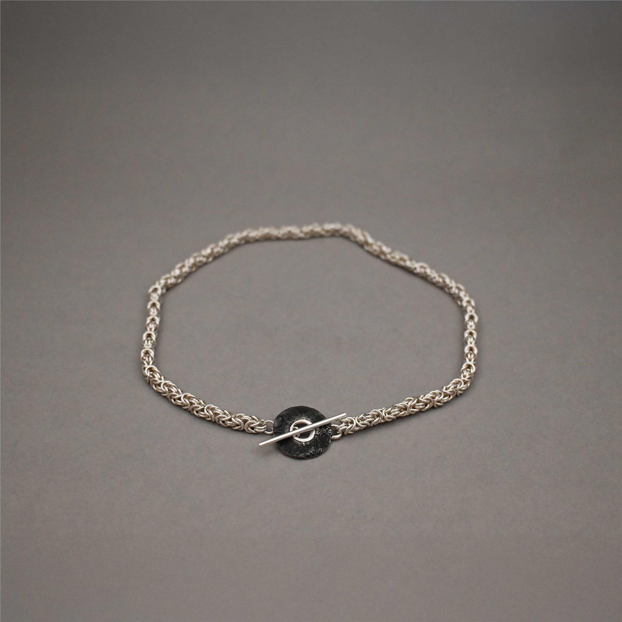 HOLE CHOKER
