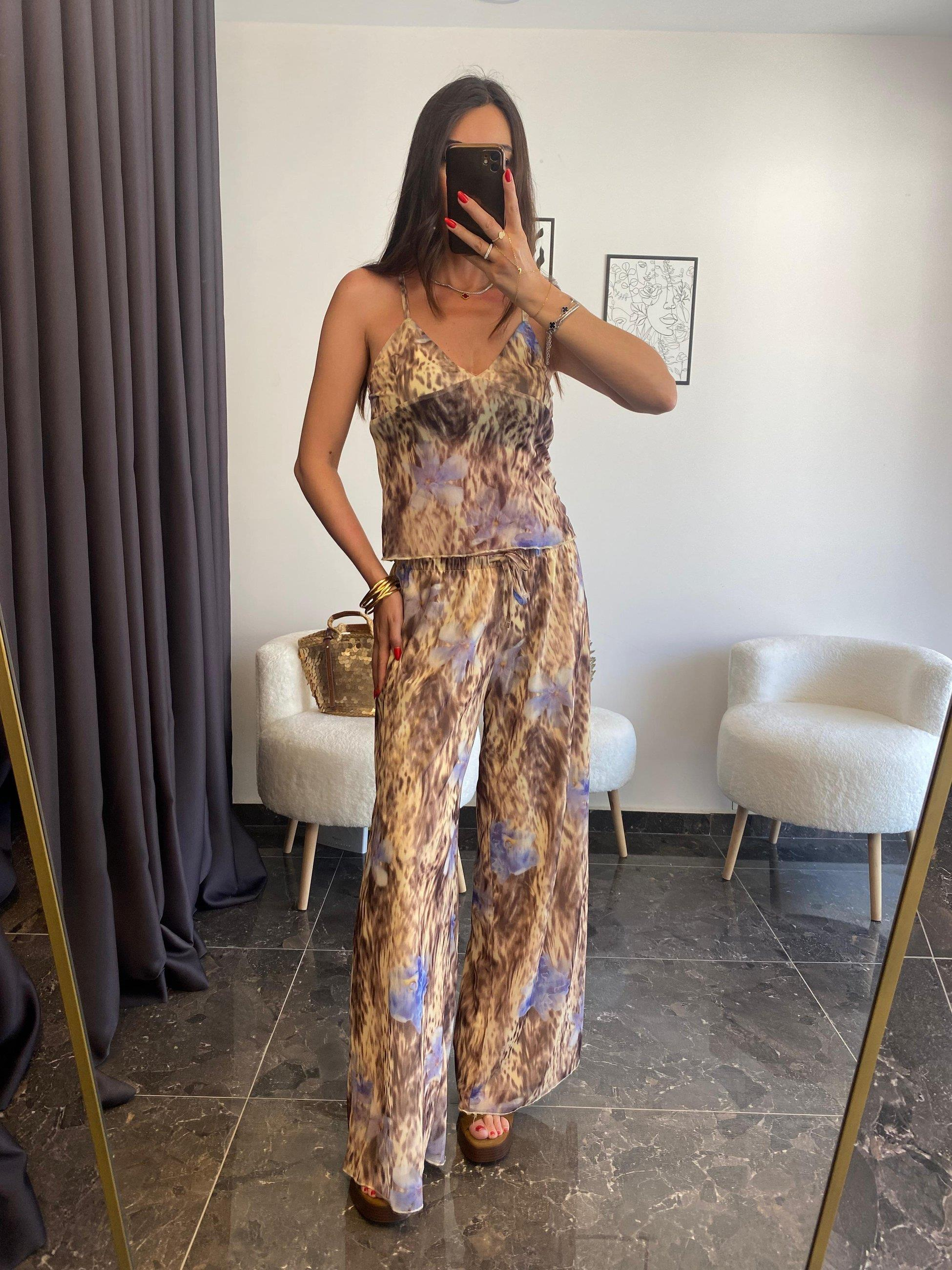 Desenli Tül Detaylı Bluz Pantolon Takımı