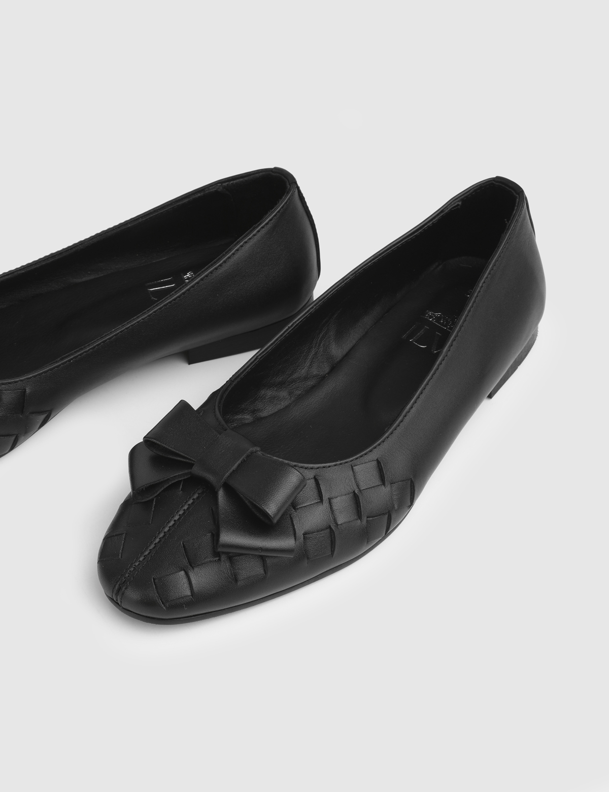 Vireya Black Leather Women's Ballerina