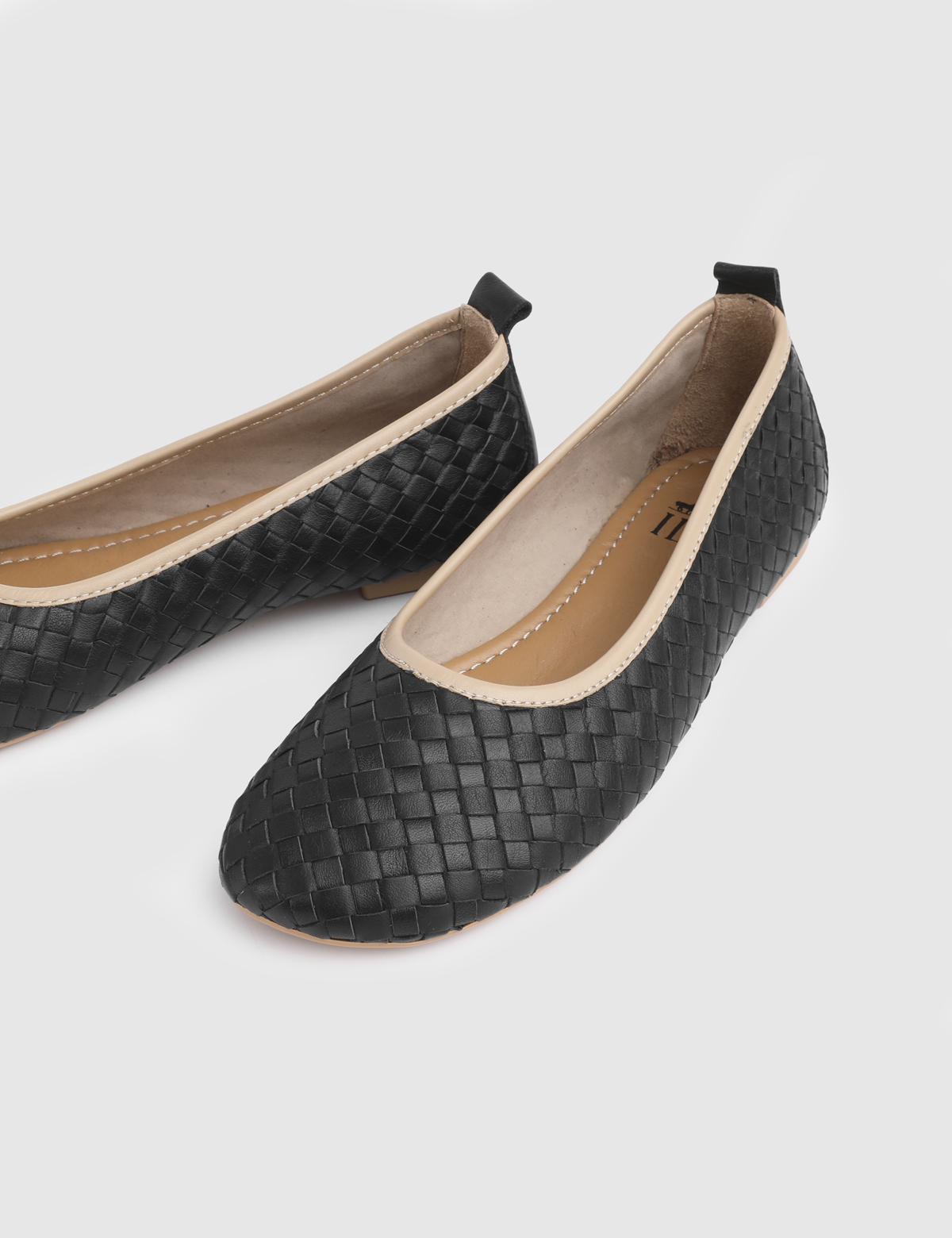 Yew Black Leather Women's Ballerina