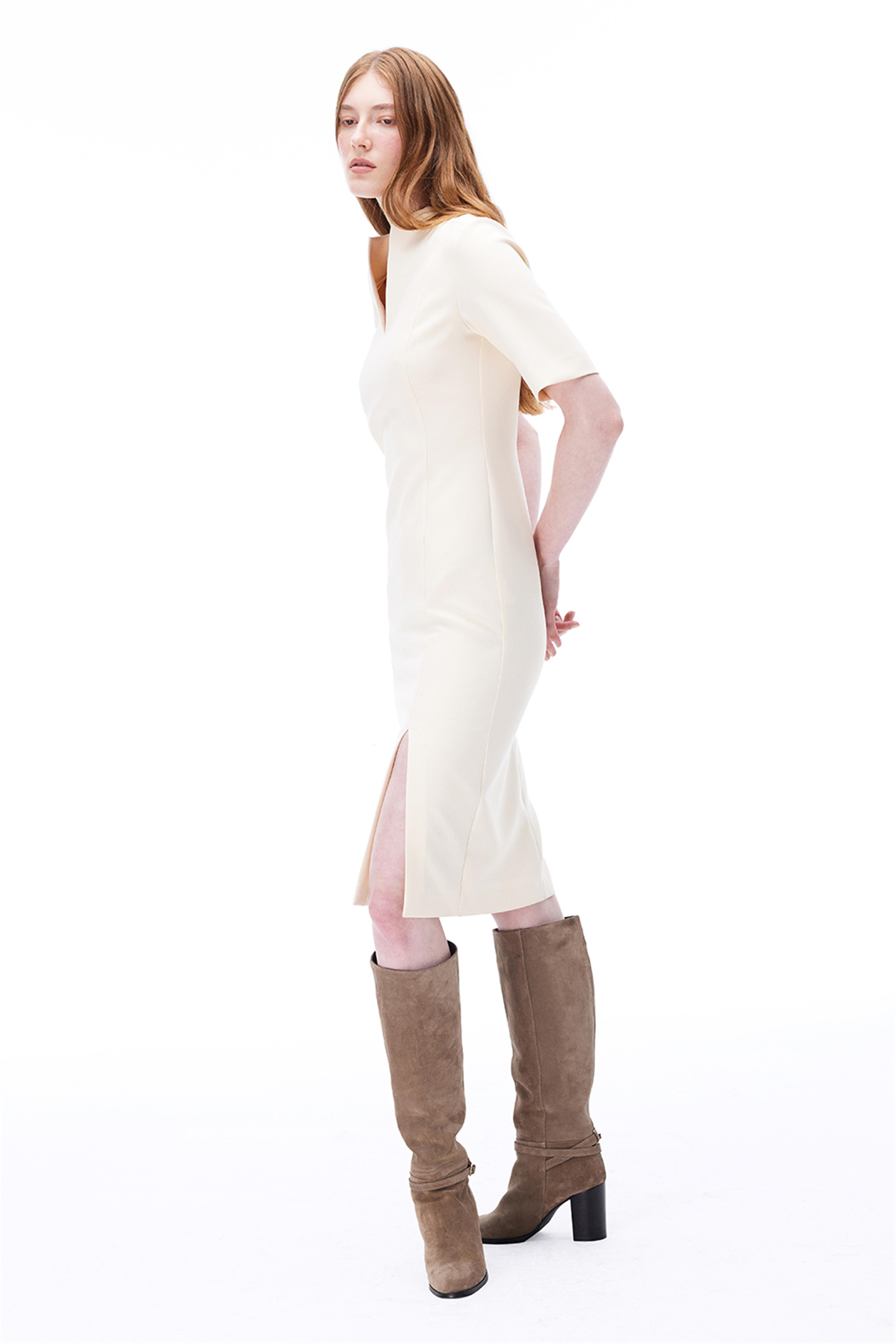 Açık Bej V-Yaka Slim Fit Diz Altı Elbise