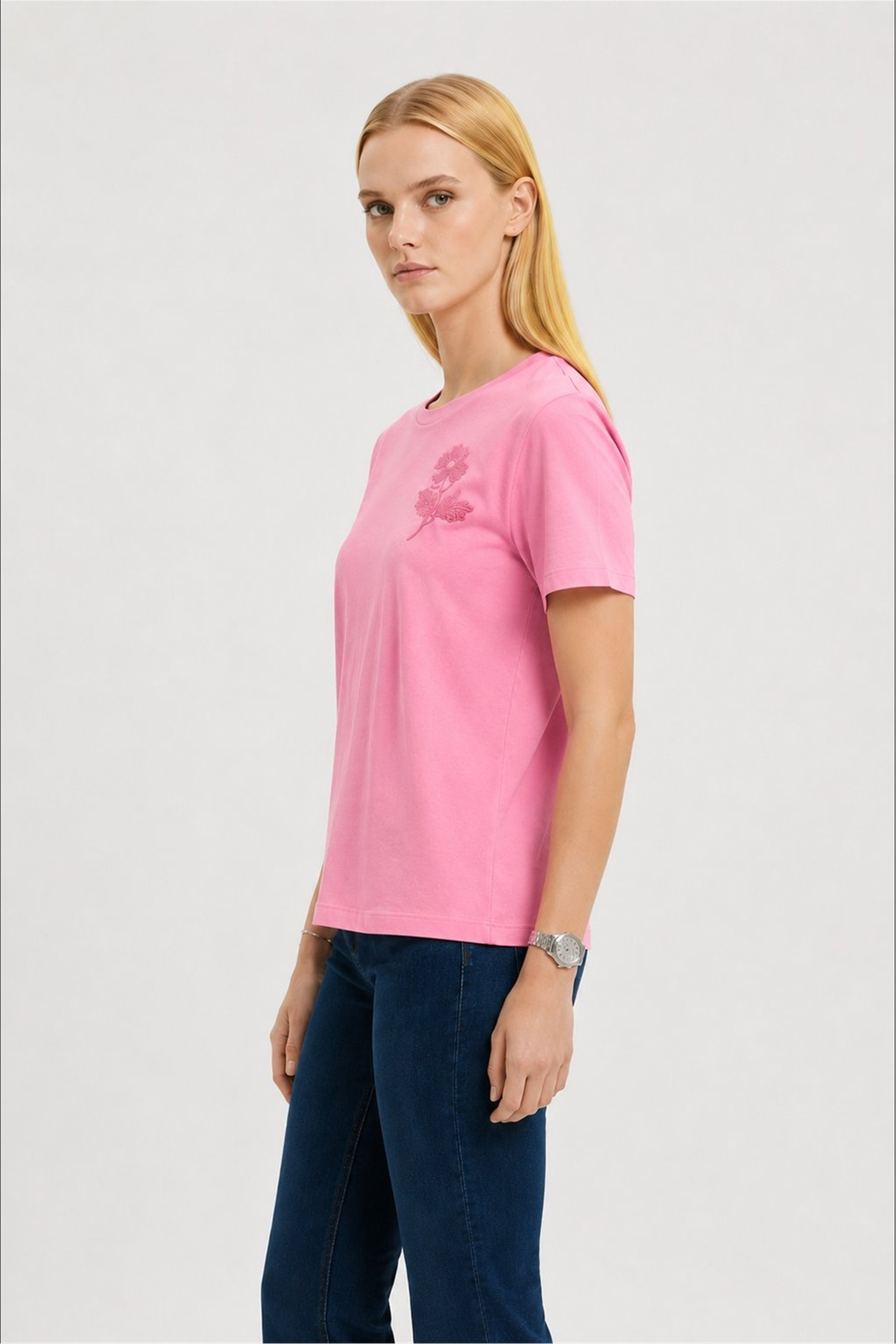 Açık Pembe Çiçek Nakışlı Tişört