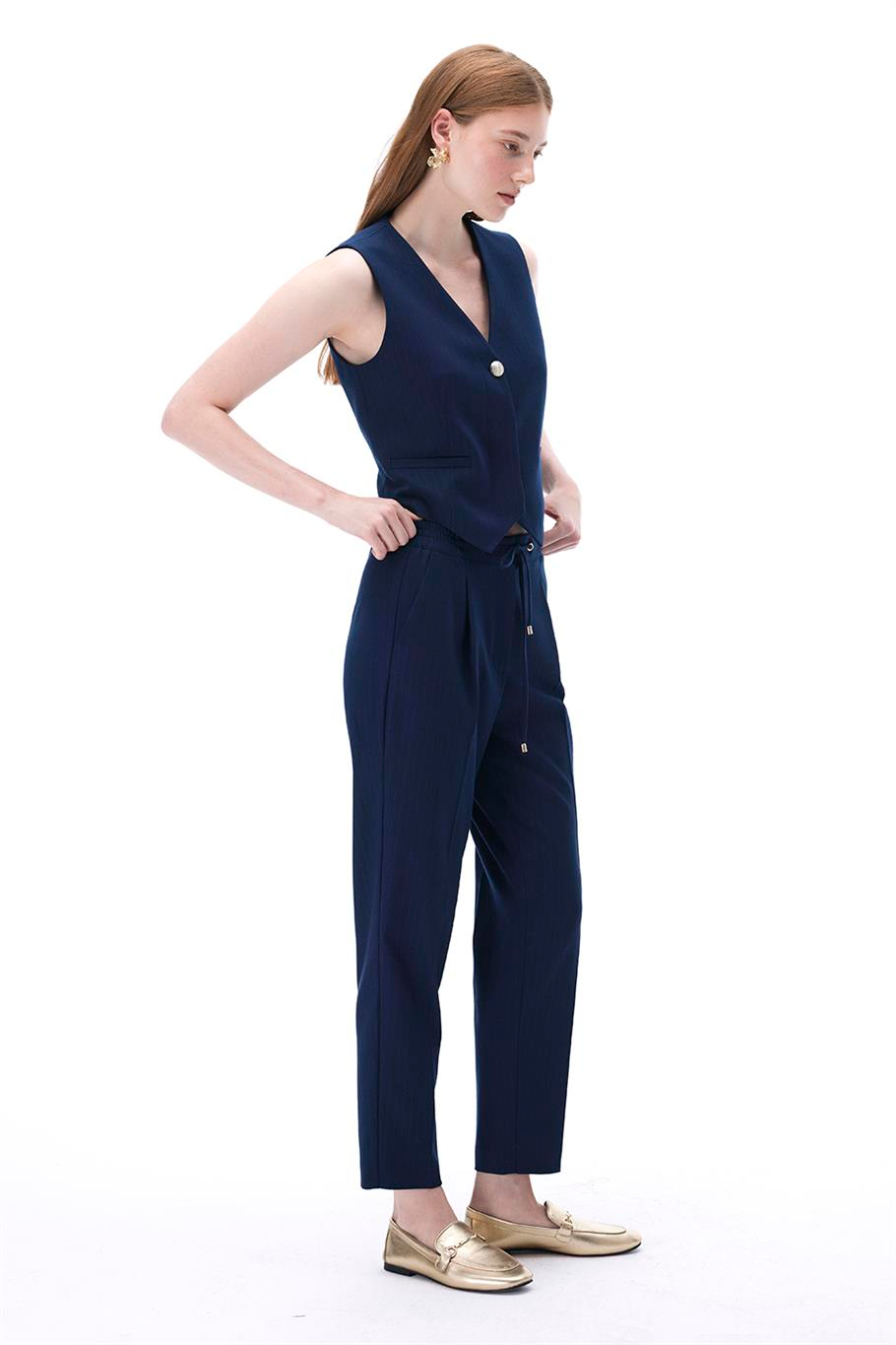 Actors Regular Fit Çizgili Desenli Kısa Boy Sıfır Kol V-Yaka Lacivert Renk Kadın Yelek