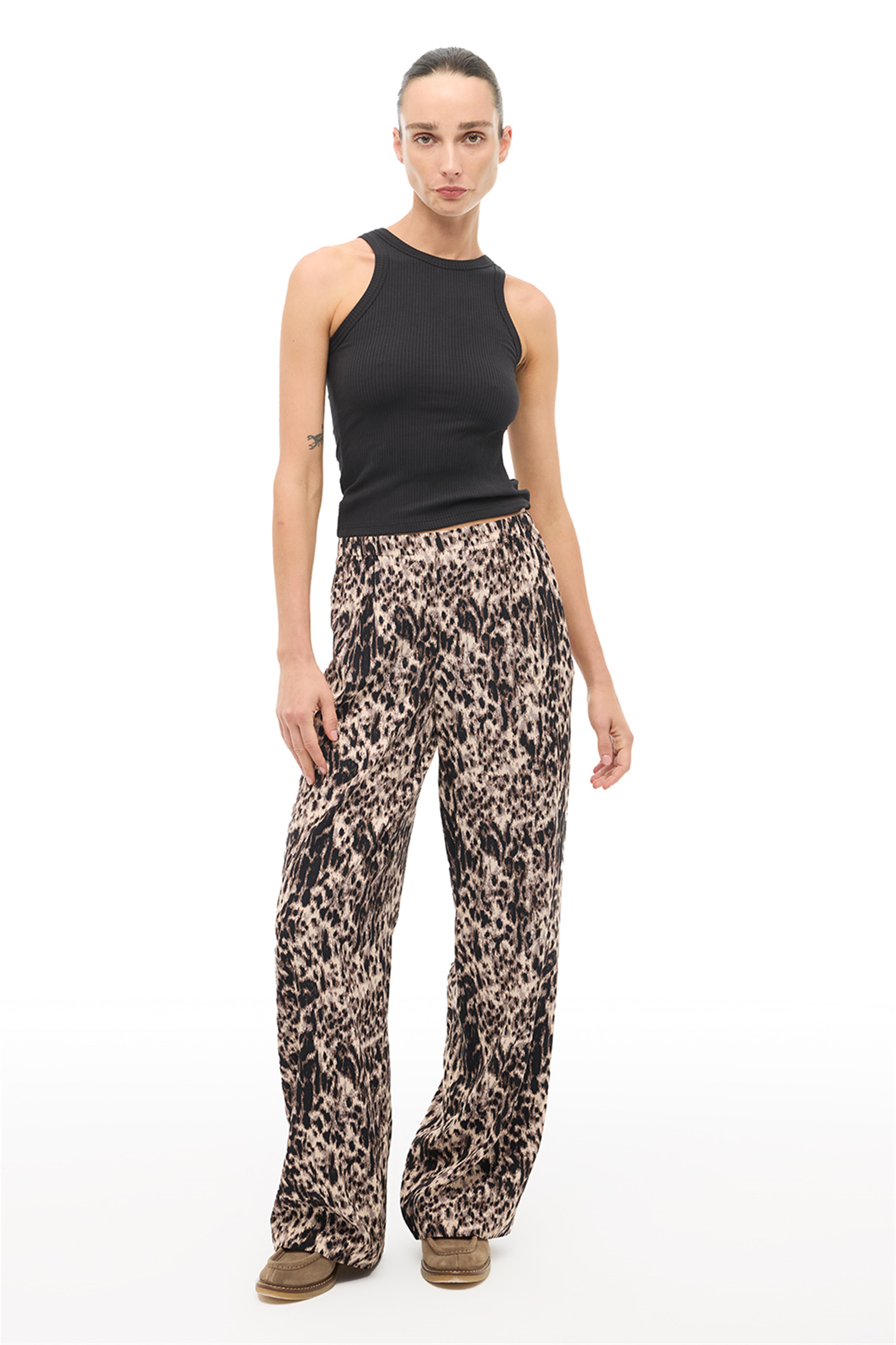 Amorinas Slim Fit Standart Boy Sıfır Kol Bisiklet Yaka Siyah Bluz