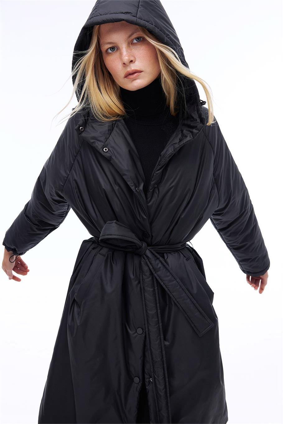 Awans Rahat Kalıp Diz Altı Reglan Kol Kapüşonlu Siyah Mont
