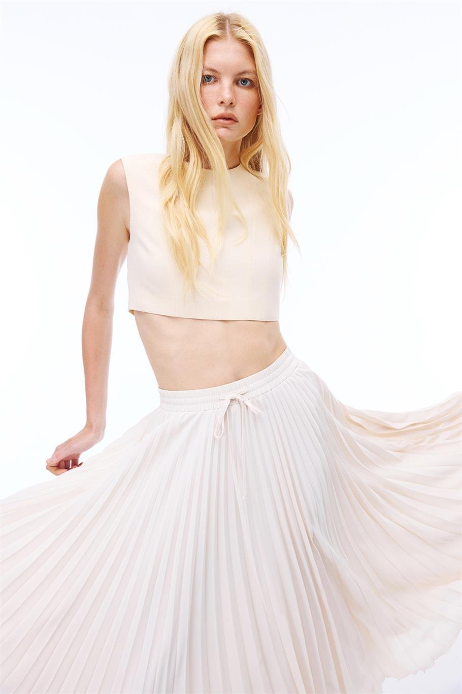 Bej Yuvarlak Yaka Sıfır Kol Bluz