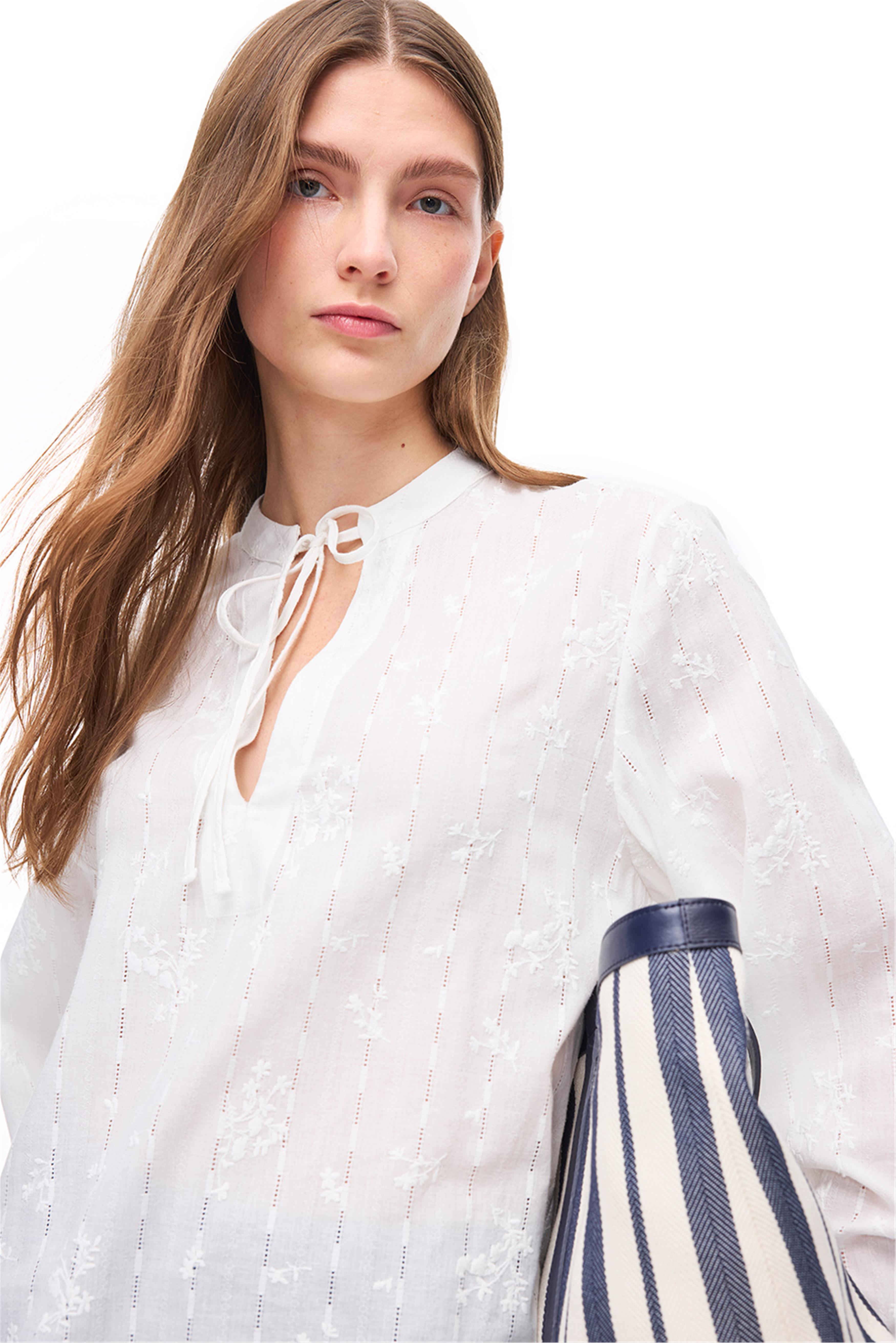 Beyaz Bağlamalı Yaka Bluz