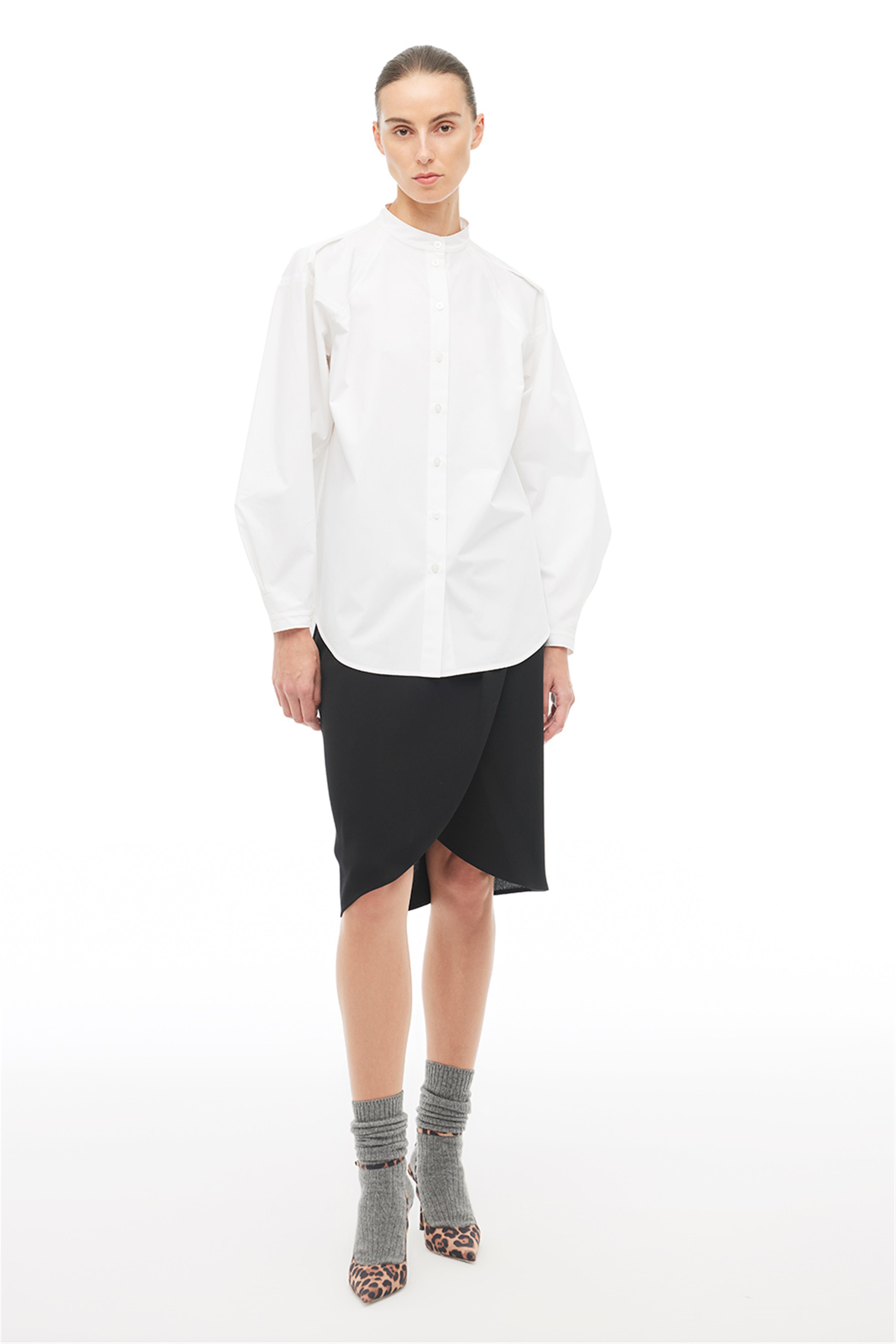 Beyaz Hakim Yaka Gömlek