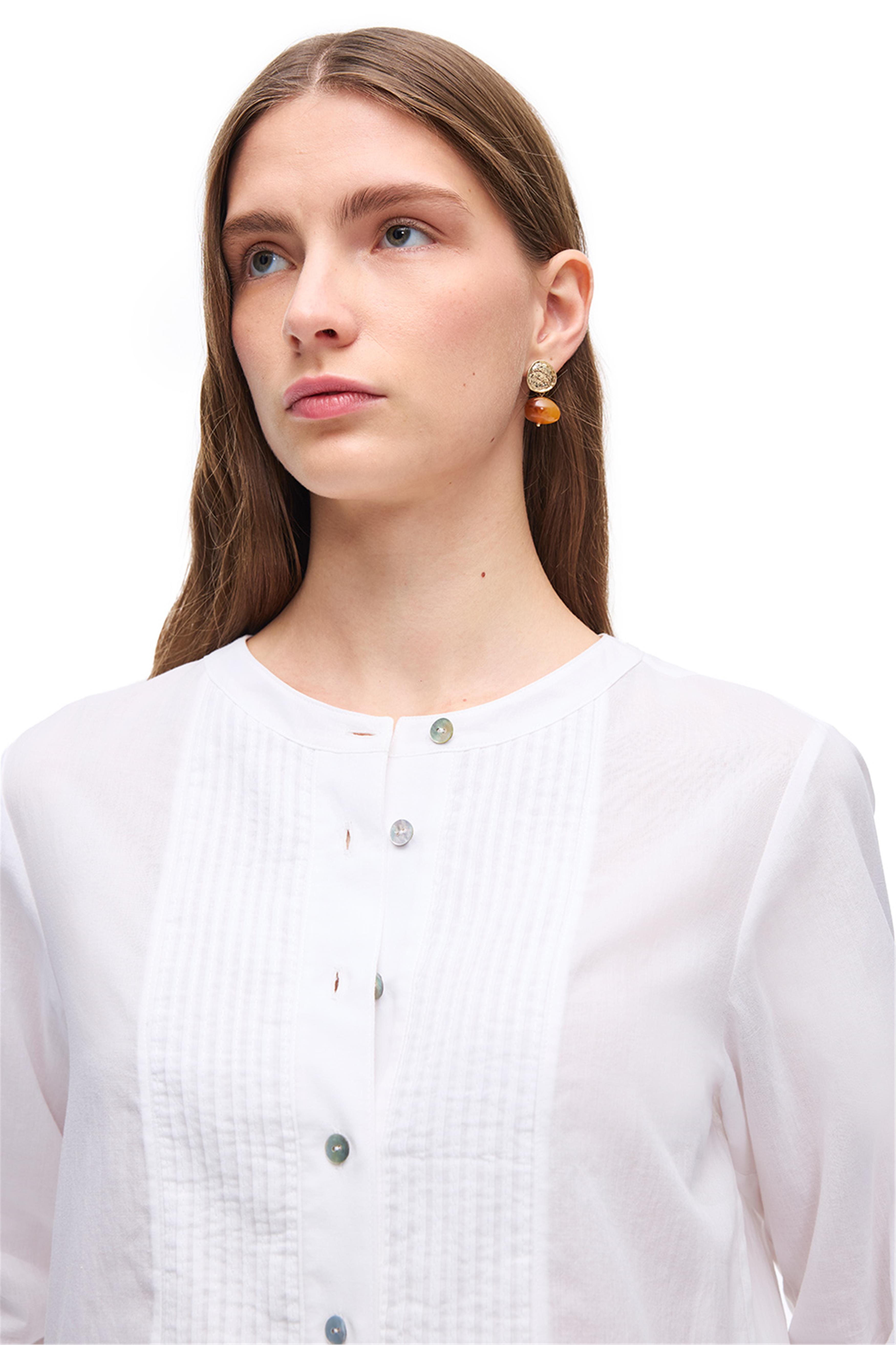 Beyaz Hakim Yaka Pamuklu Uzun Kollu Gömlek