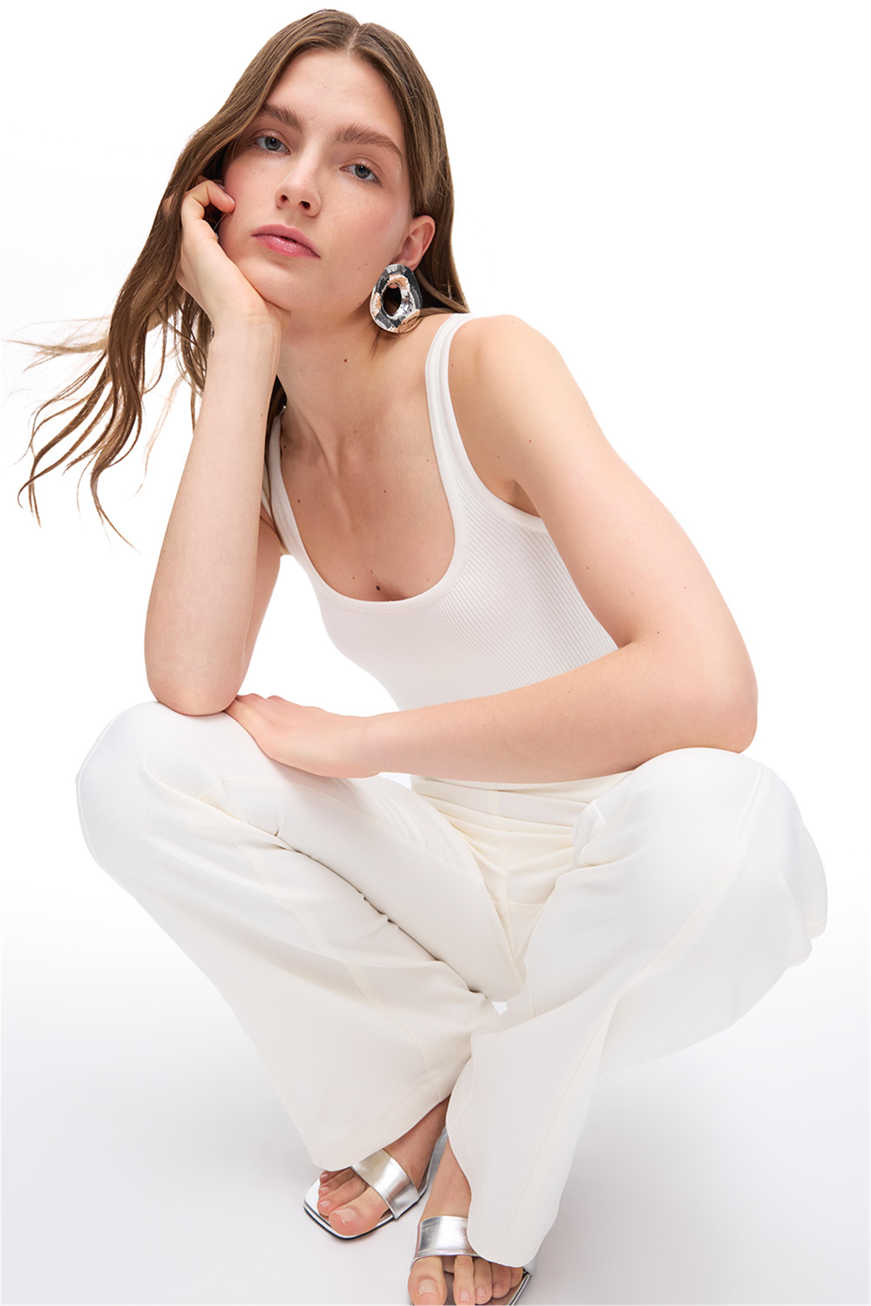 Beyaz İnce Askılı Viskon Karışımlı Triko Bluz