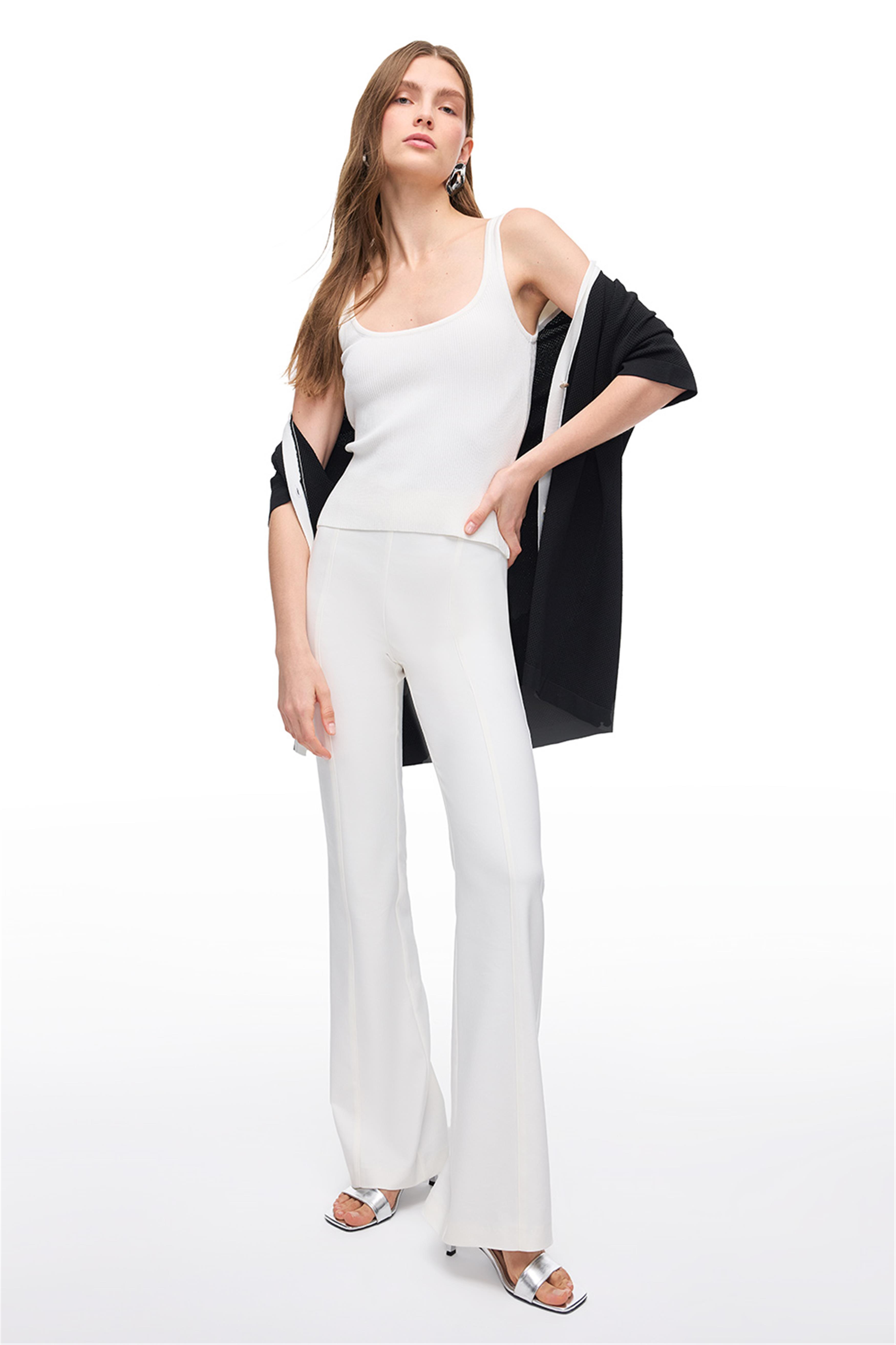 Beyaz İnce Askılı Viskon Karışımlı Triko Bluz