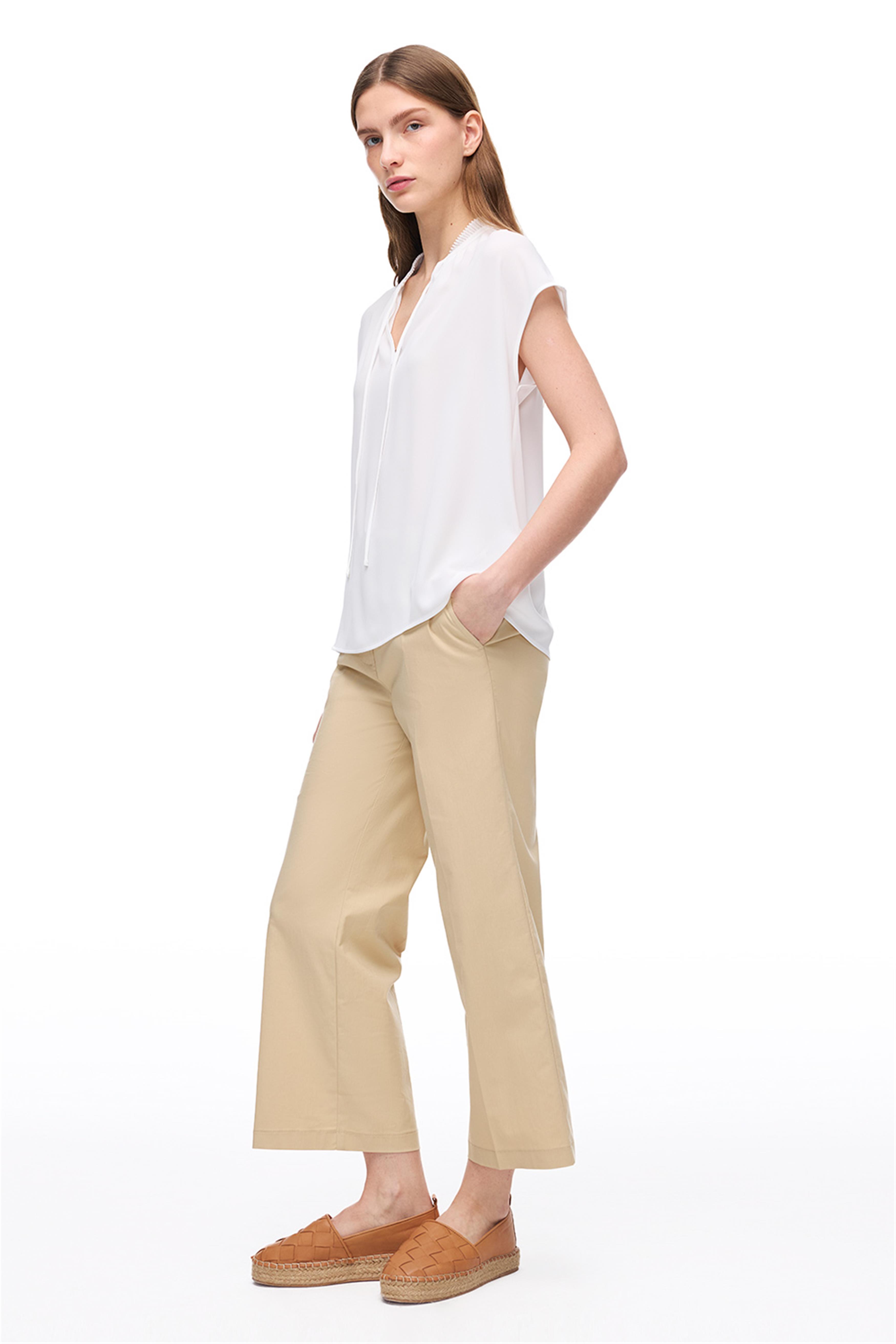 Beyaz V-Yaka Düşük Kollu Bağcık Detaylı Bluz