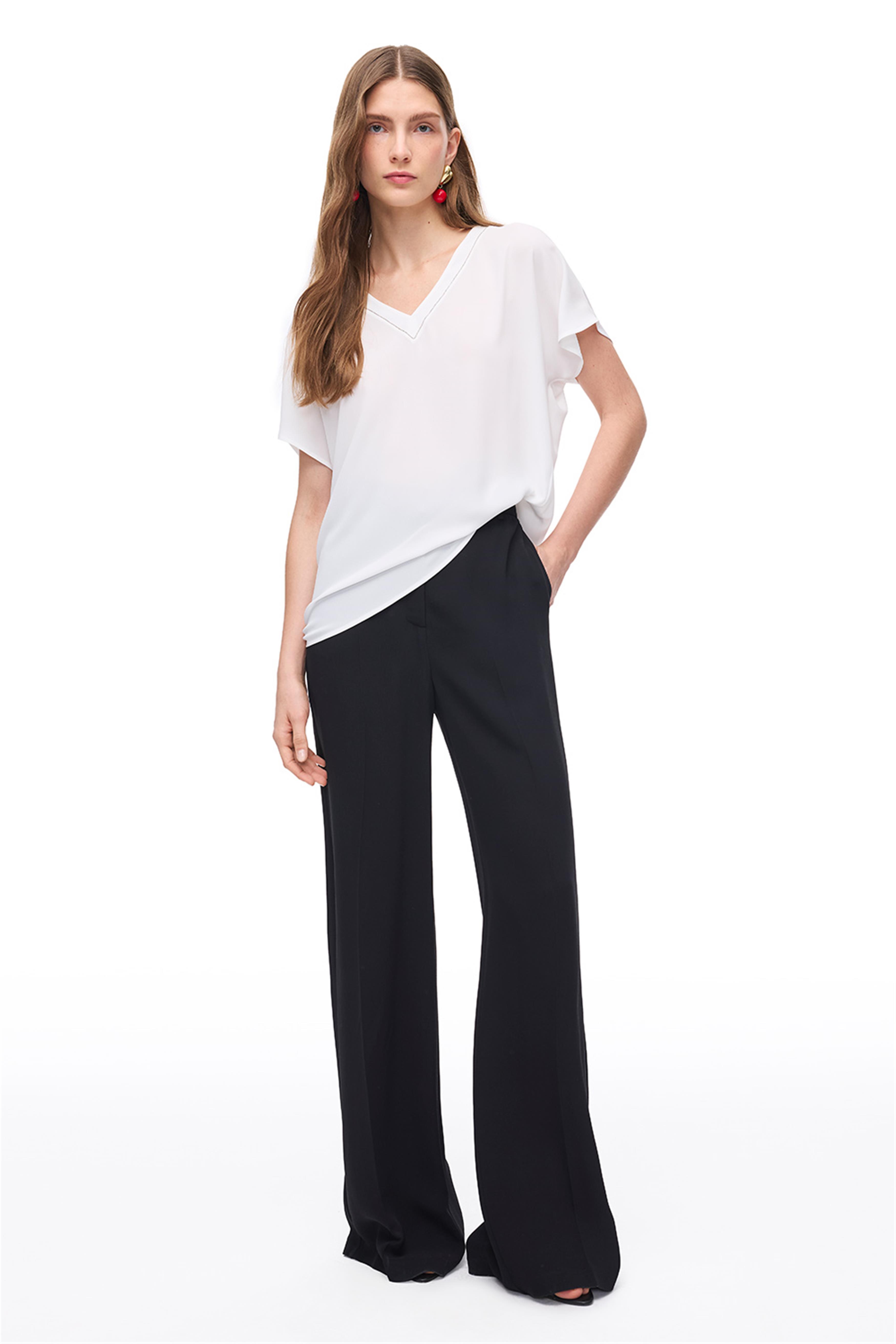 Beyaz V Yaka Rahat Kalıp Bluz