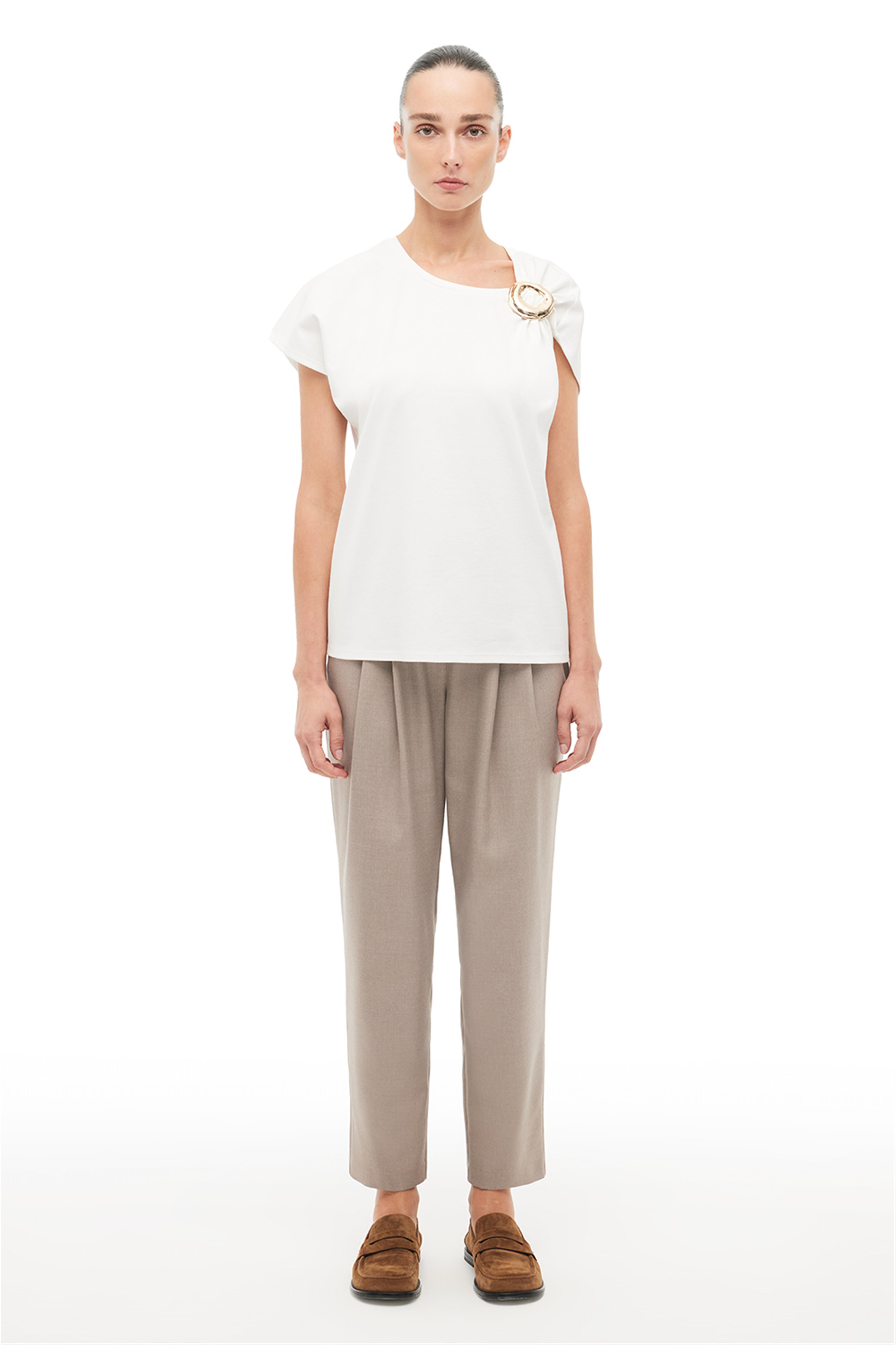 Ekru Omuz Detay Tişört